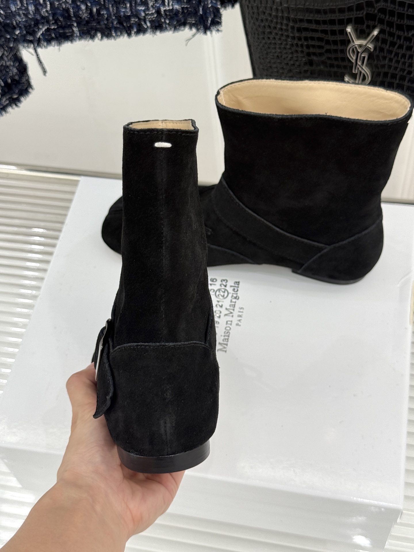 顶版 MaisonMargiela｜MM6马吉拉 复古蝴蝶结皮带扣分趾短靴  蝴蝶结缀饰柔化先锋感 皮带扣勾勒利落线条 