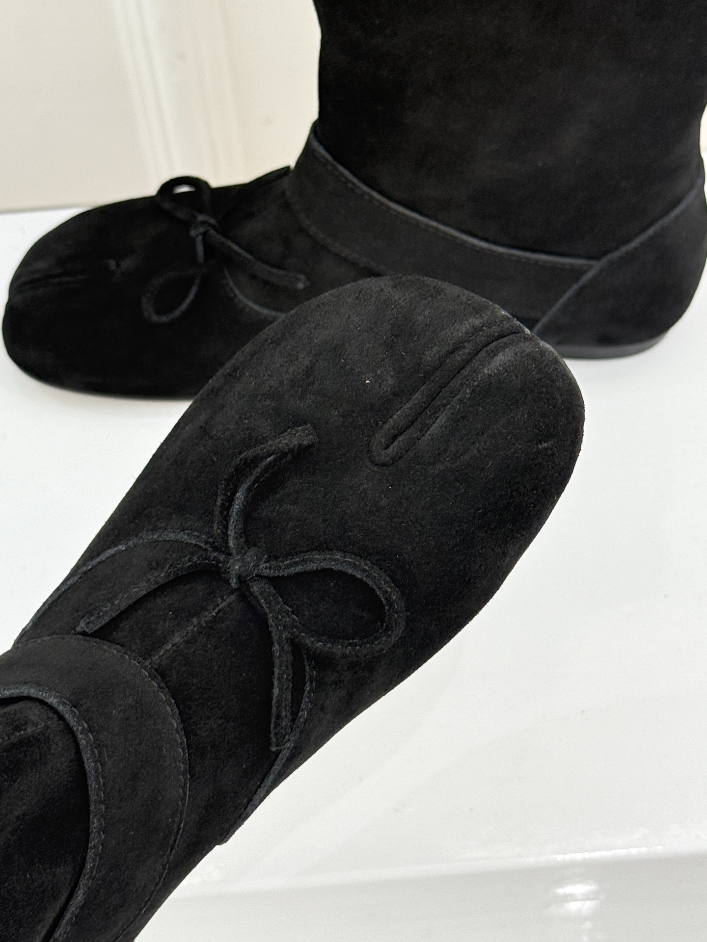 顶版 MaisonMargiela｜MM6马吉拉 复古蝴蝶结皮带扣分趾短靴  蝴蝶结缀饰柔化先锋感 皮带扣勾勒利落线条 