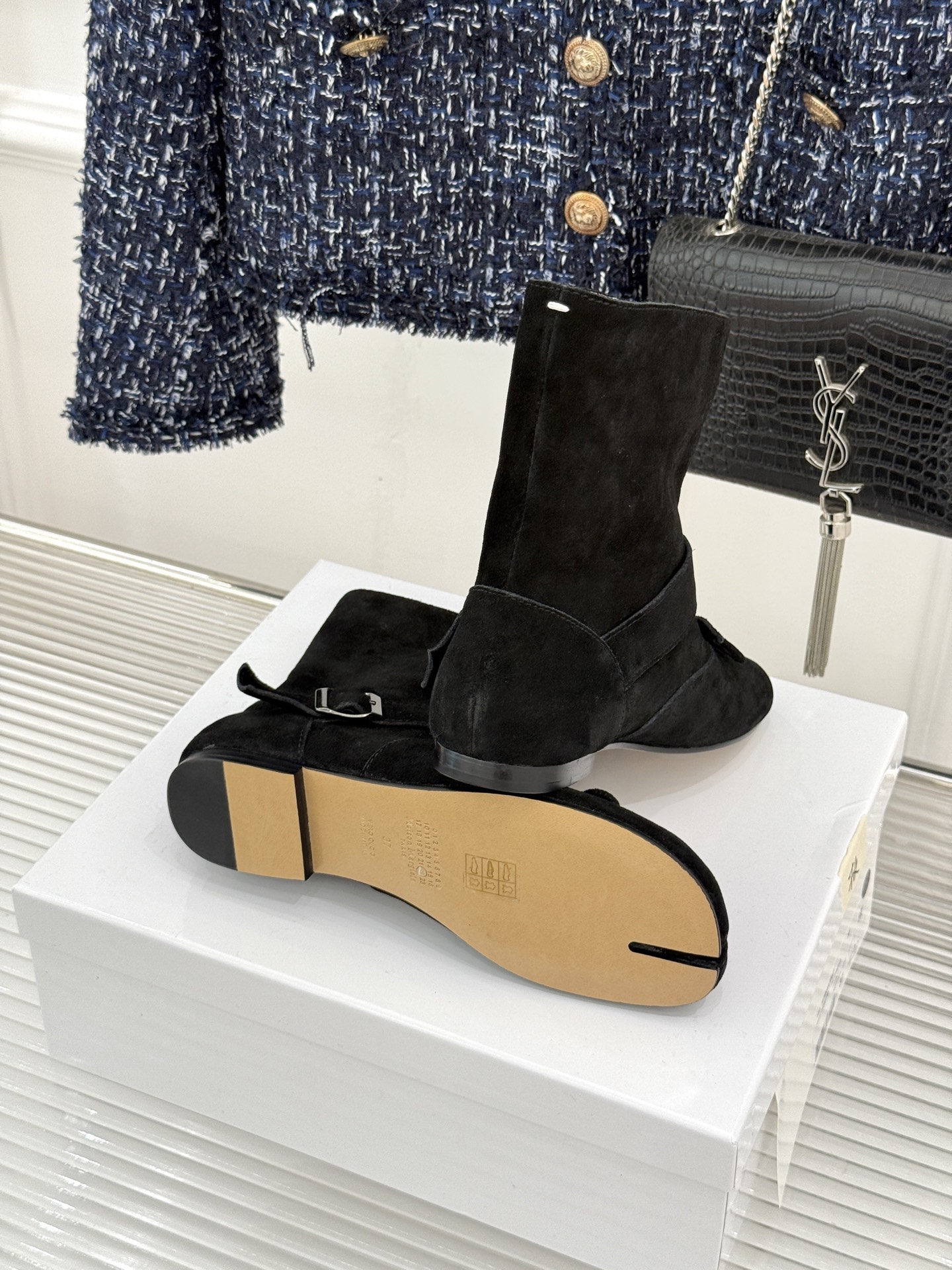 顶版 MaisonMargiela｜MM6马吉拉 复古蝴蝶结皮带扣分趾短靴  蝴蝶结缀饰柔化先锋感 皮带扣勾勒利落线条 