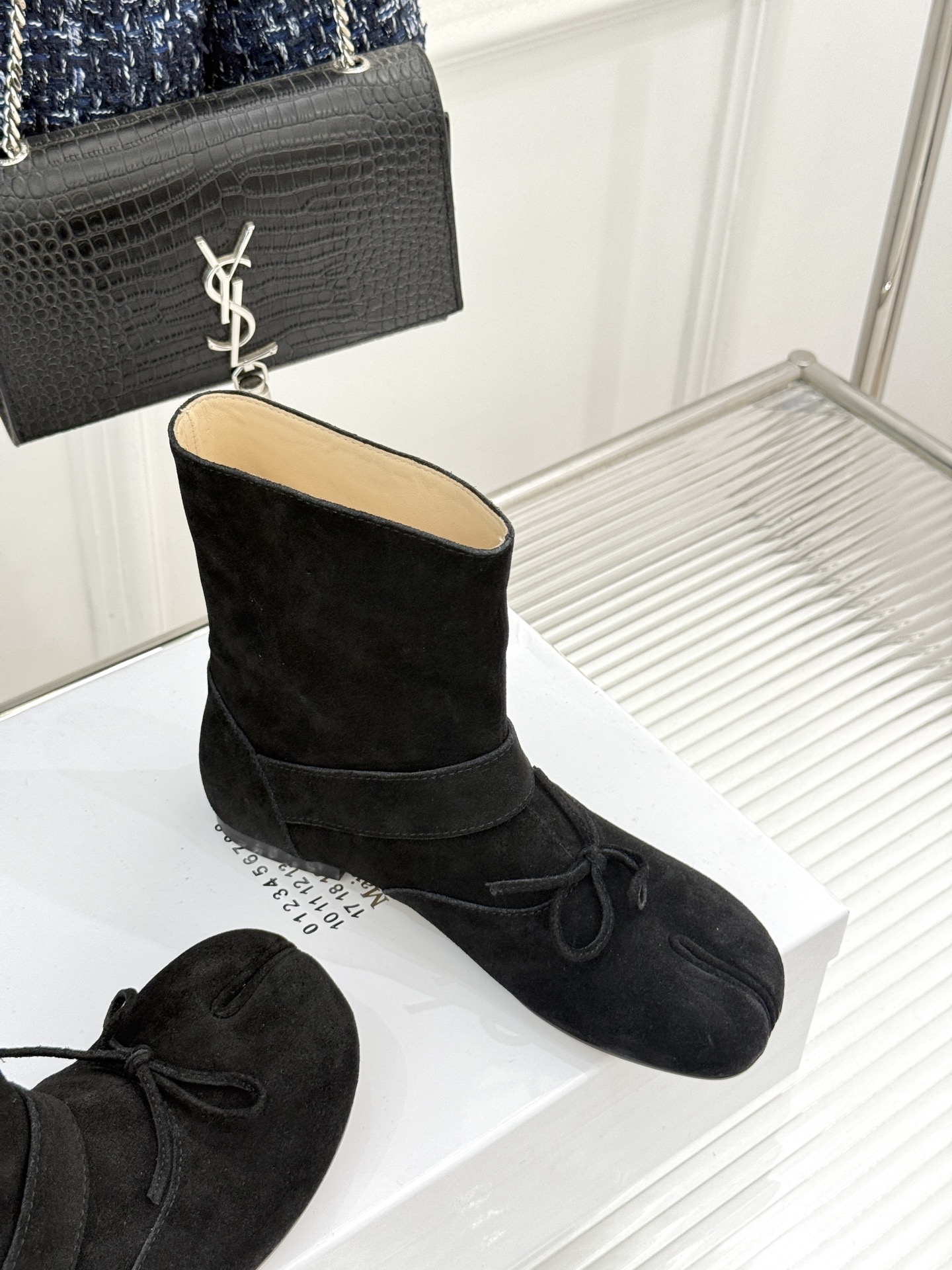 顶版 MaisonMargiela｜MM6马吉拉 复古蝴蝶结皮带扣分趾短靴  蝴蝶结缀饰柔化先锋感 皮带扣勾勒利落线条 