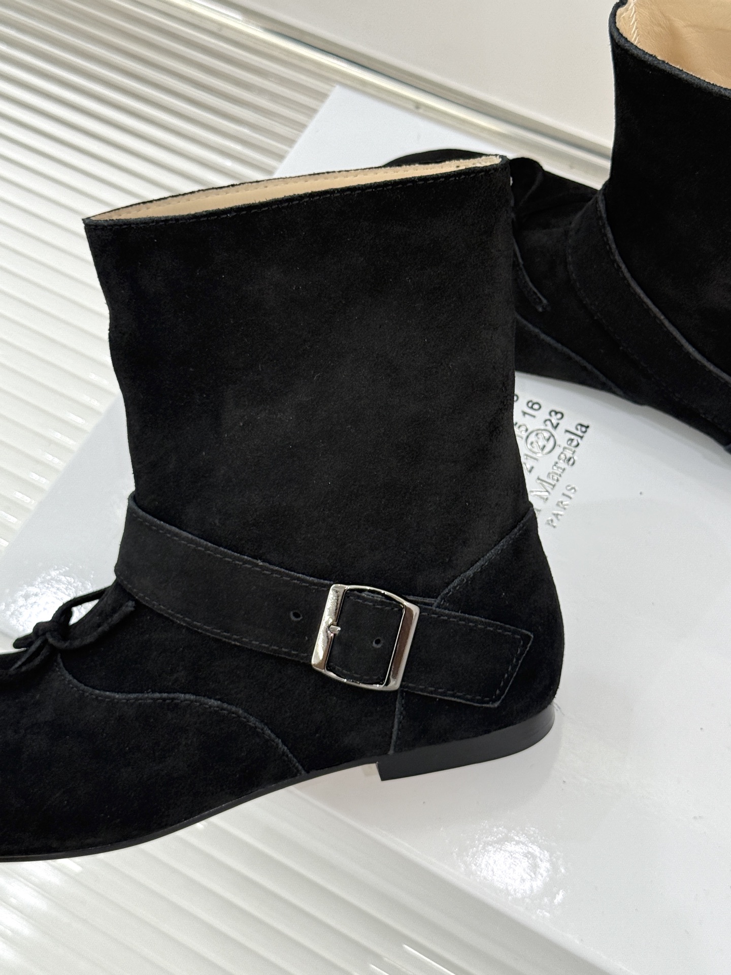 顶版 MaisonMargiela｜MM6马吉拉 复古蝴蝶结皮带扣分趾短靴  蝴蝶结缀饰柔化先锋感 皮带扣勾勒利落线条 