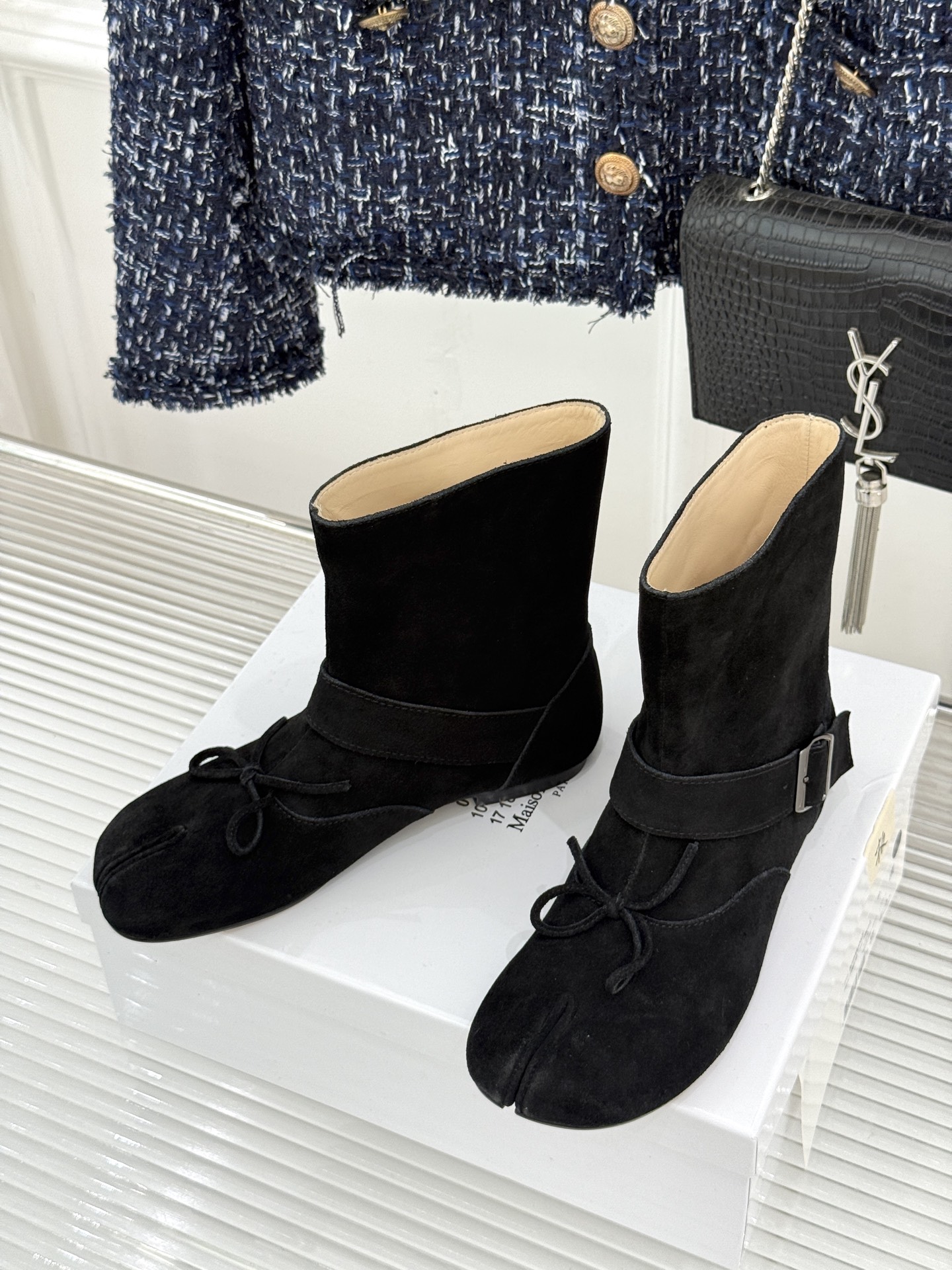 顶版 MaisonMargiela｜MM6马吉拉 复古蝴蝶结皮带扣分趾短靴  蝴蝶结缀饰柔化先锋感 皮带扣勾勒利落线条 