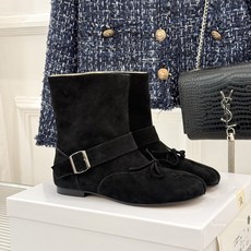 顶版 MaisonMargiela|MM6马吉拉 复古蝴蝶结皮带扣分趾短靴 蝴蝶结缀饰柔化先锋感 皮带扣勾勒利落线条 顶版 MaisonMargiela|MM6马吉拉 复古蝴蝶结皮带扣分趾短靴 蝴蝶结缀饰柔化先锋感 皮带扣勾勒利落线条