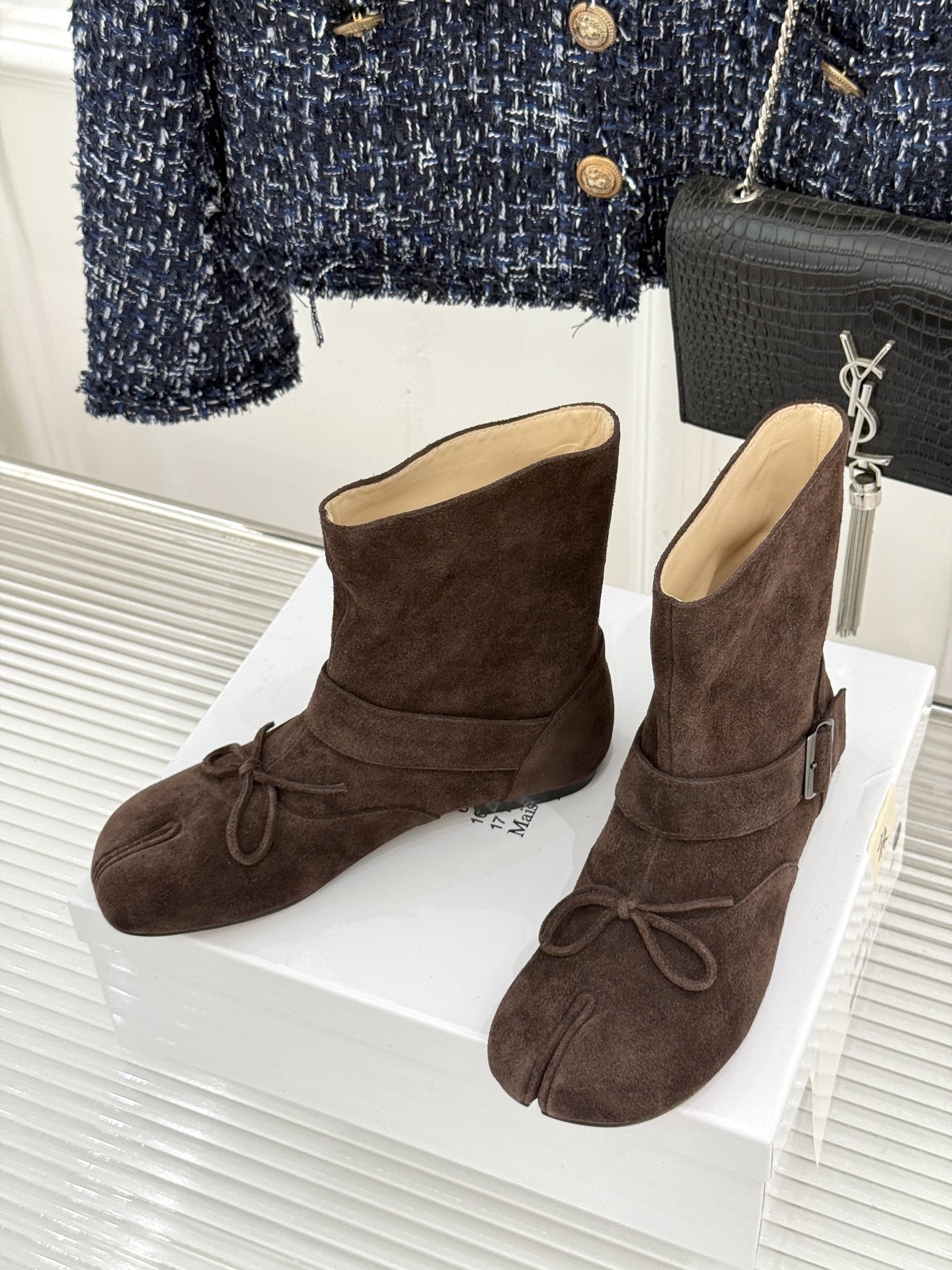 顶版 MaisonMargiela｜MM6马吉拉 复古蝴蝶结皮带扣分趾短靴  蝴蝶结缀饰柔化先锋感 皮带扣勾勒利落线条 