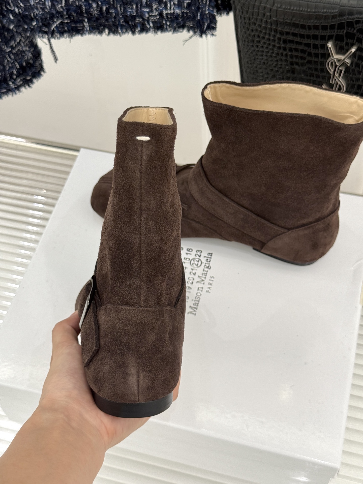 顶版 MaisonMargiela｜MM6马吉拉 复古蝴蝶结皮带扣分趾短靴  蝴蝶结缀饰柔化先锋感 皮带扣勾勒利落线条 