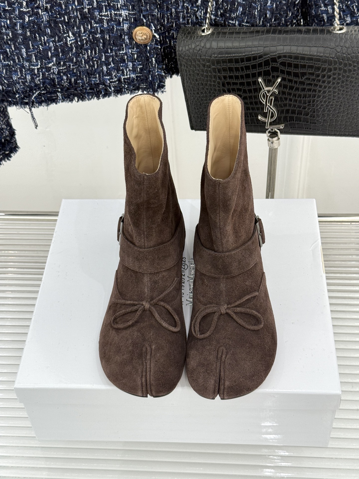 顶版 MaisonMargiela｜MM6马吉拉 复古蝴蝶结皮带扣分趾短靴  蝴蝶结缀饰柔化先锋感 皮带扣勾勒利落线条 