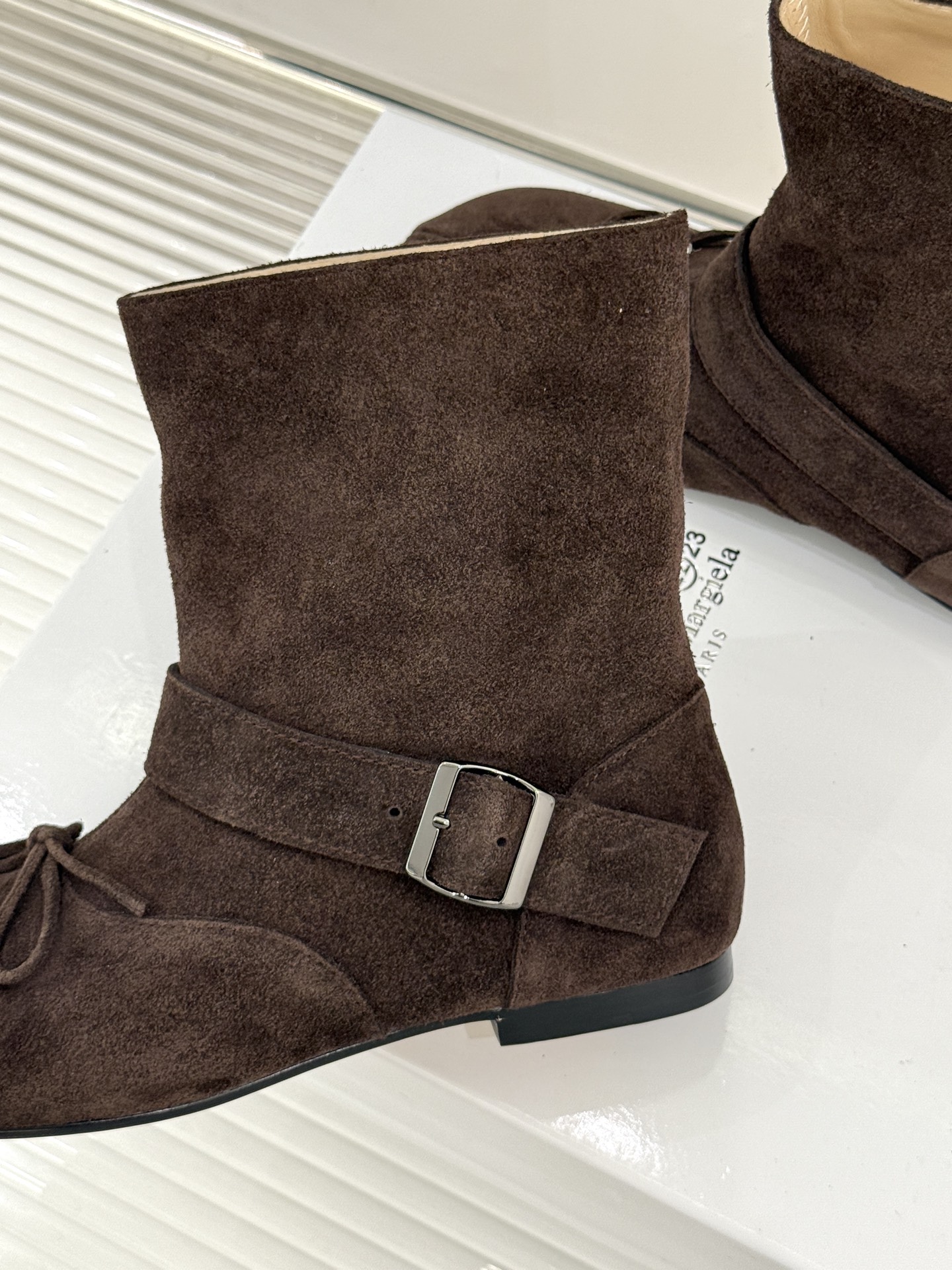 顶版 MaisonMargiela｜MM6马吉拉 复古蝴蝶结皮带扣分趾短靴  蝴蝶结缀饰柔化先锋感 皮带扣勾勒利落线条 