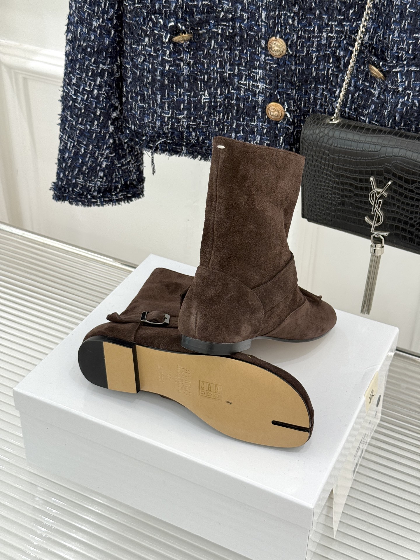 顶版 MaisonMargiela｜MM6马吉拉 复古蝴蝶结皮带扣分趾短靴  蝴蝶结缀饰柔化先锋感 皮带扣勾勒利落线条 