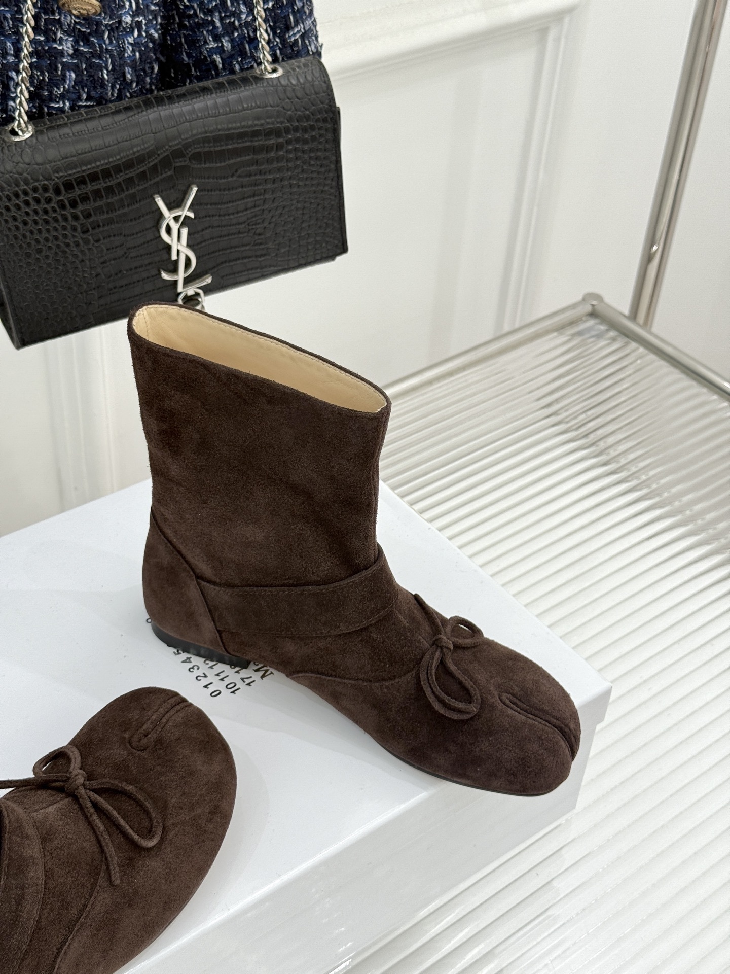 顶版 MaisonMargiela｜MM6马吉拉 复古蝴蝶结皮带扣分趾短靴  蝴蝶结缀饰柔化先锋感 皮带扣勾勒利落线条 