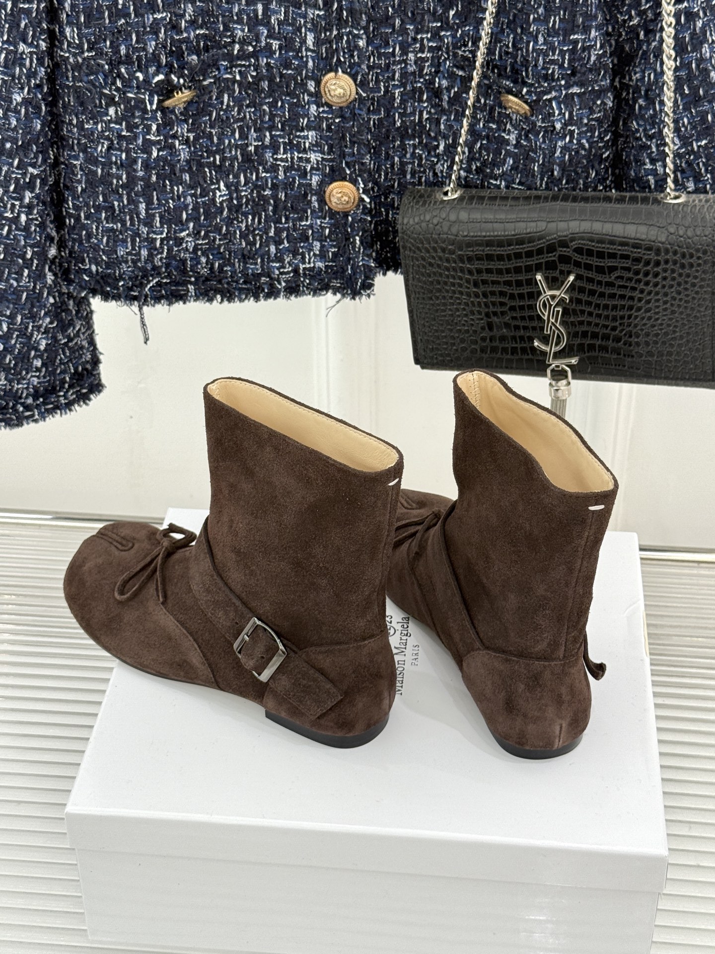 顶版 MaisonMargiela｜MM6马吉拉 复古蝴蝶结皮带扣分趾短靴  蝴蝶结缀饰柔化先锋感 皮带扣勾勒利落线条 