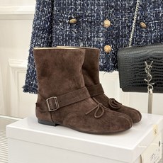 顶版 MaisonMargiela|MM6马吉拉 复古蝴蝶结皮带扣分趾短靴 蝴蝶结缀饰柔化先锋感 皮带扣勾勒利落线条 顶版 MaisonMargiela|MM6马吉拉 复古蝴蝶结皮带扣分趾短靴 蝴蝶结缀饰柔化先锋感 皮带扣勾勒利落线条