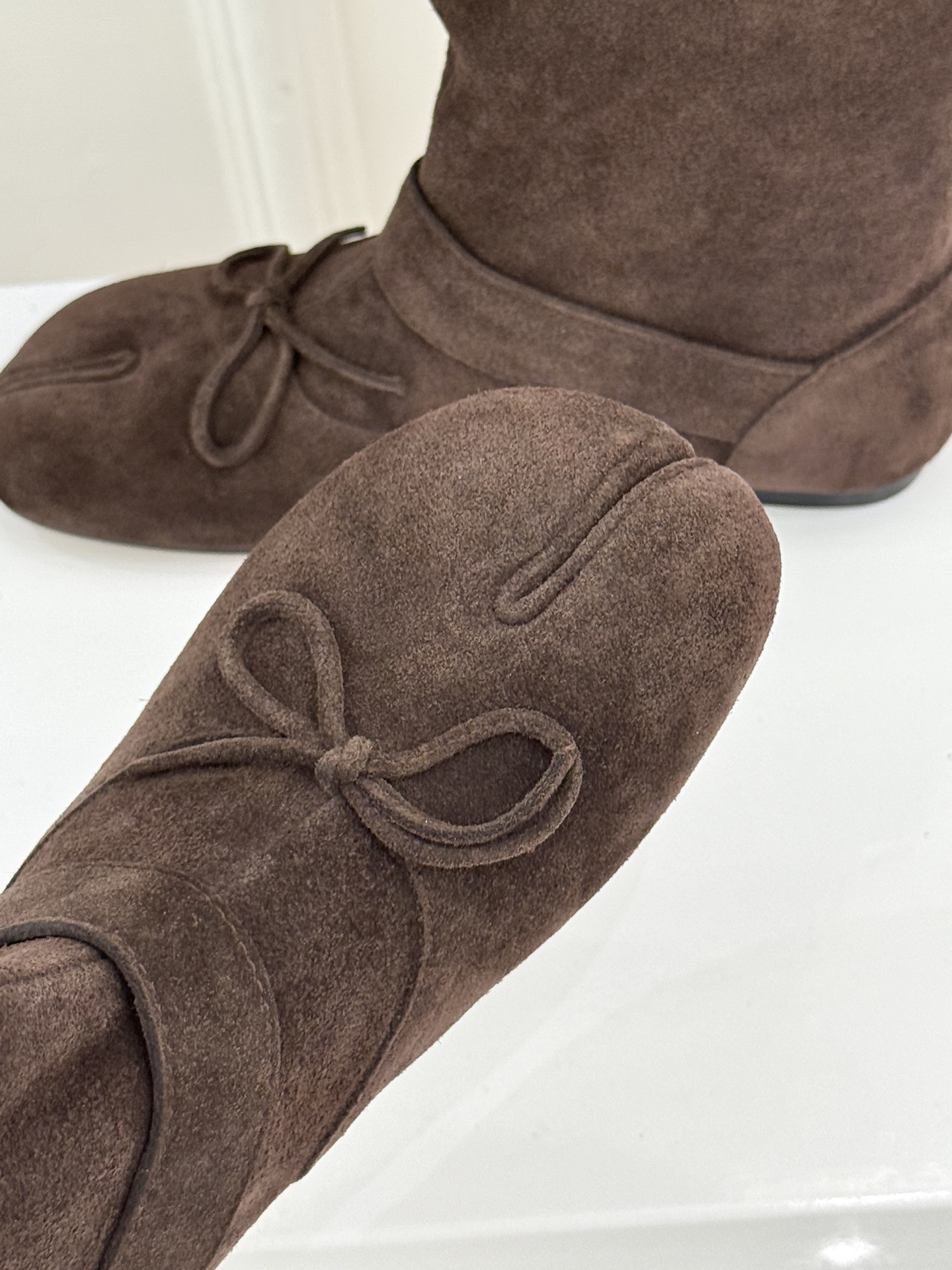 顶版 MaisonMargiela｜MM6马吉拉 复古蝴蝶结皮带扣分趾短靴  蝴蝶结缀饰柔化先锋感 皮带扣勾勒利落线条 