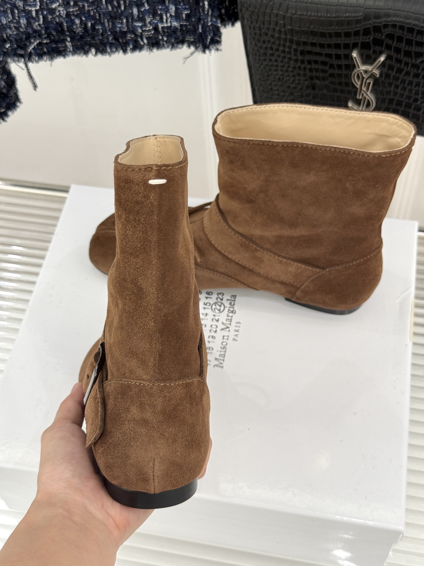 顶版 MaisonMargiela｜MM6马吉拉 复古蝴蝶结皮带扣分趾短靴  蝴蝶结缀饰柔化先锋感 皮带扣勾勒利落线条 
