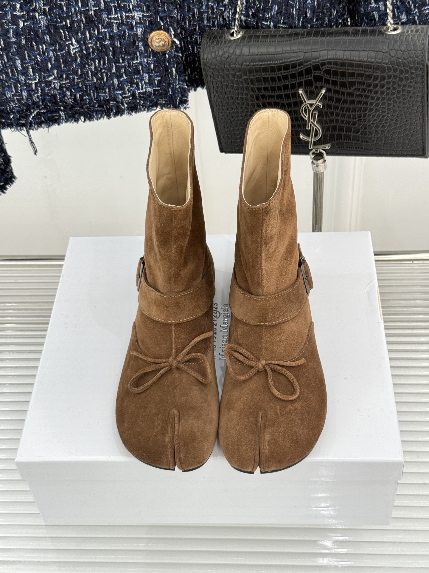 顶版 MaisonMargiela｜MM6马吉拉 复古蝴蝶结皮带扣分趾短靴  蝴蝶结缀饰柔化先锋感 皮带扣勾勒利落线条 
