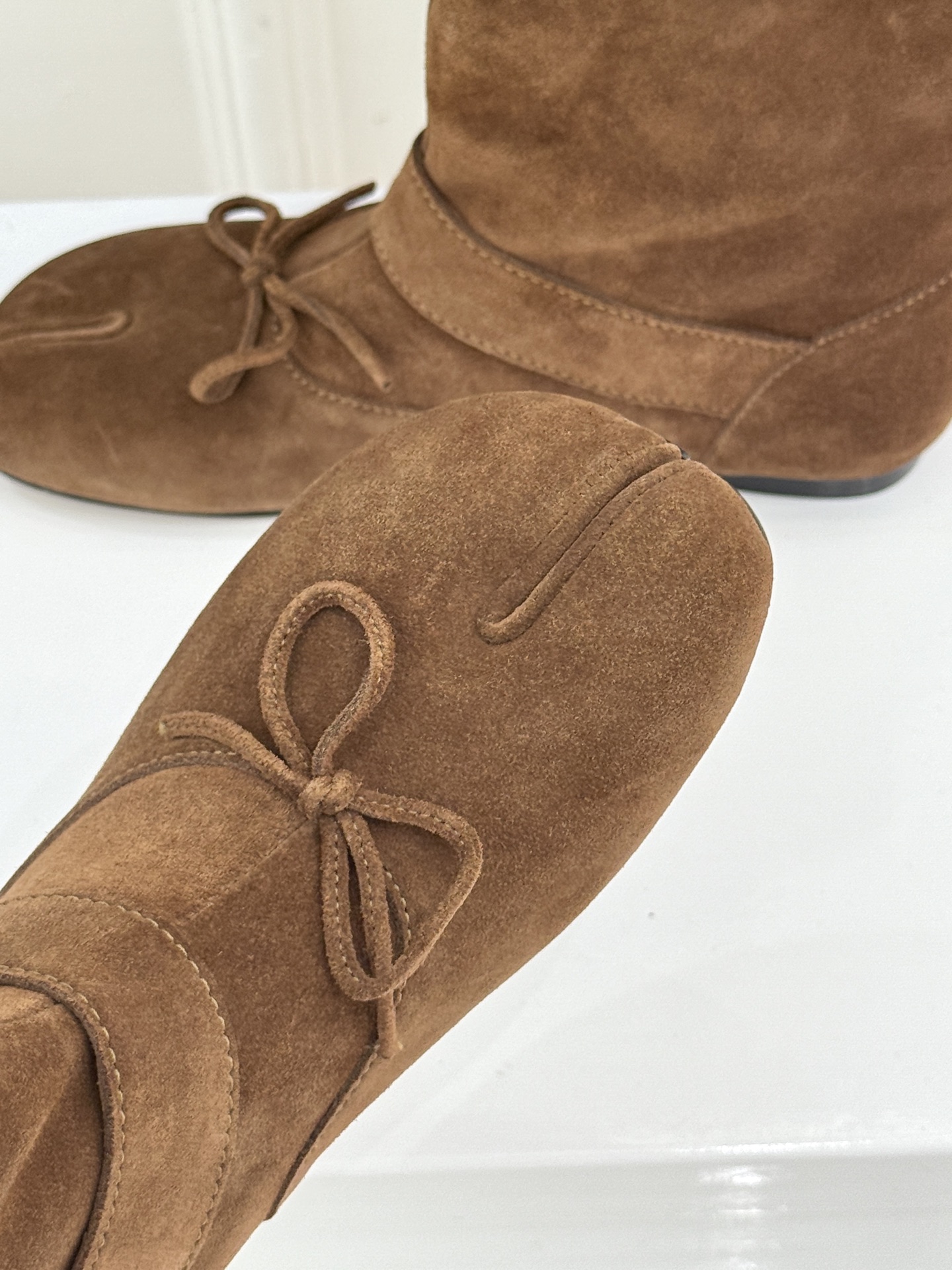 顶版 MaisonMargiela｜MM6马吉拉 复古蝴蝶结皮带扣分趾短靴  蝴蝶结缀饰柔化先锋感 皮带扣勾勒利落线条 