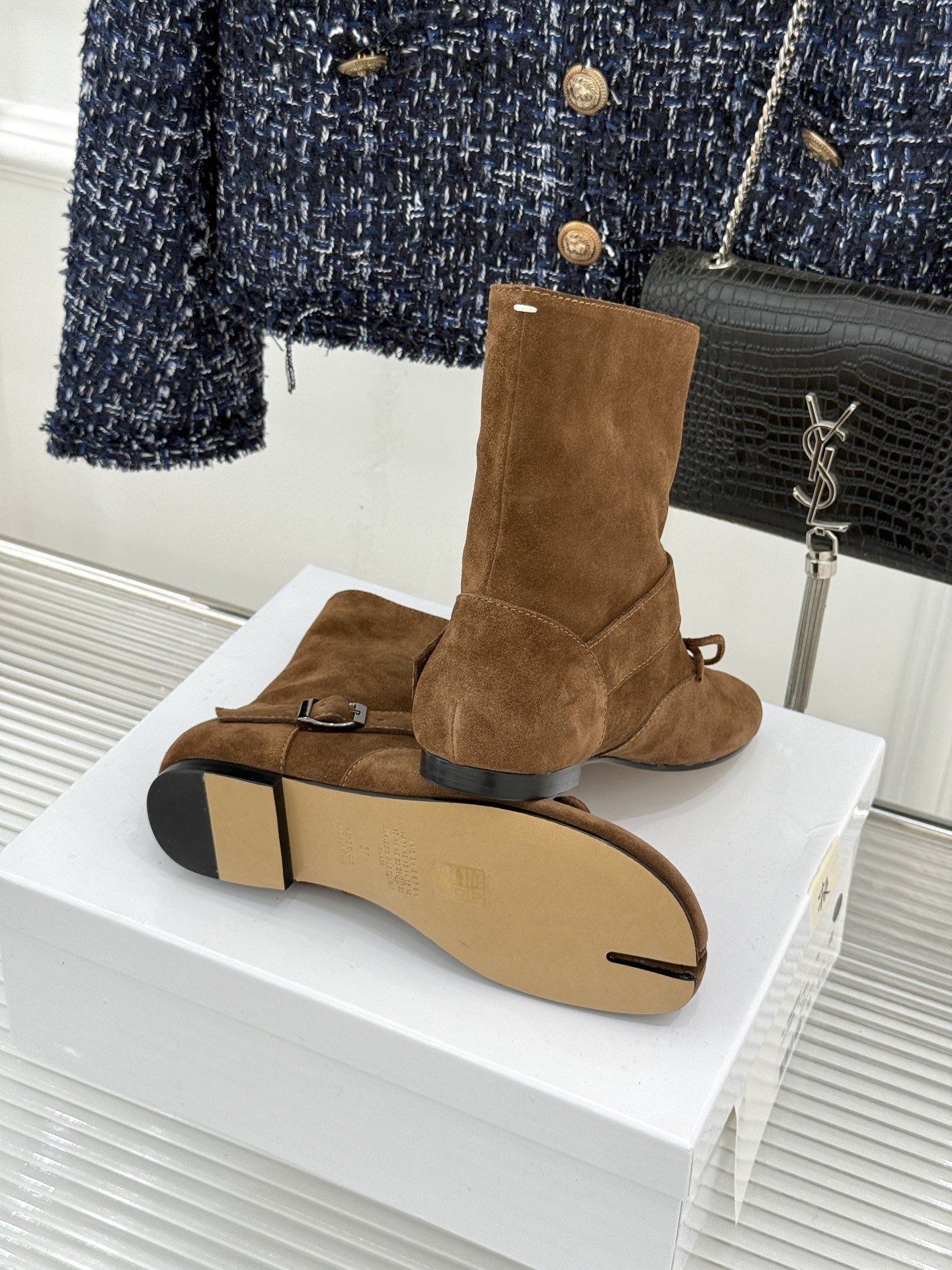 顶版 MaisonMargiela｜MM6马吉拉 复古蝴蝶结皮带扣分趾短靴  蝴蝶结缀饰柔化先锋感 皮带扣勾勒利落线条 