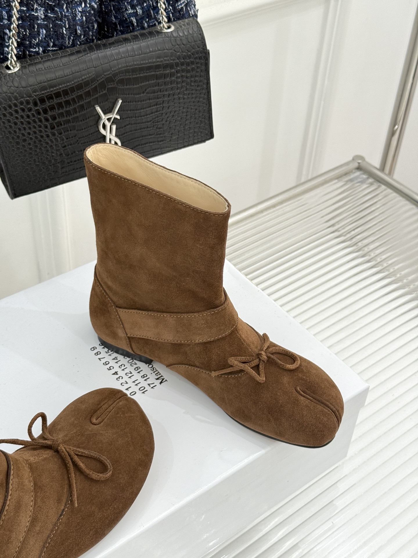 顶版 MaisonMargiela｜MM6马吉拉 复古蝴蝶结皮带扣分趾短靴  蝴蝶结缀饰柔化先锋感 皮带扣勾勒利落线条 