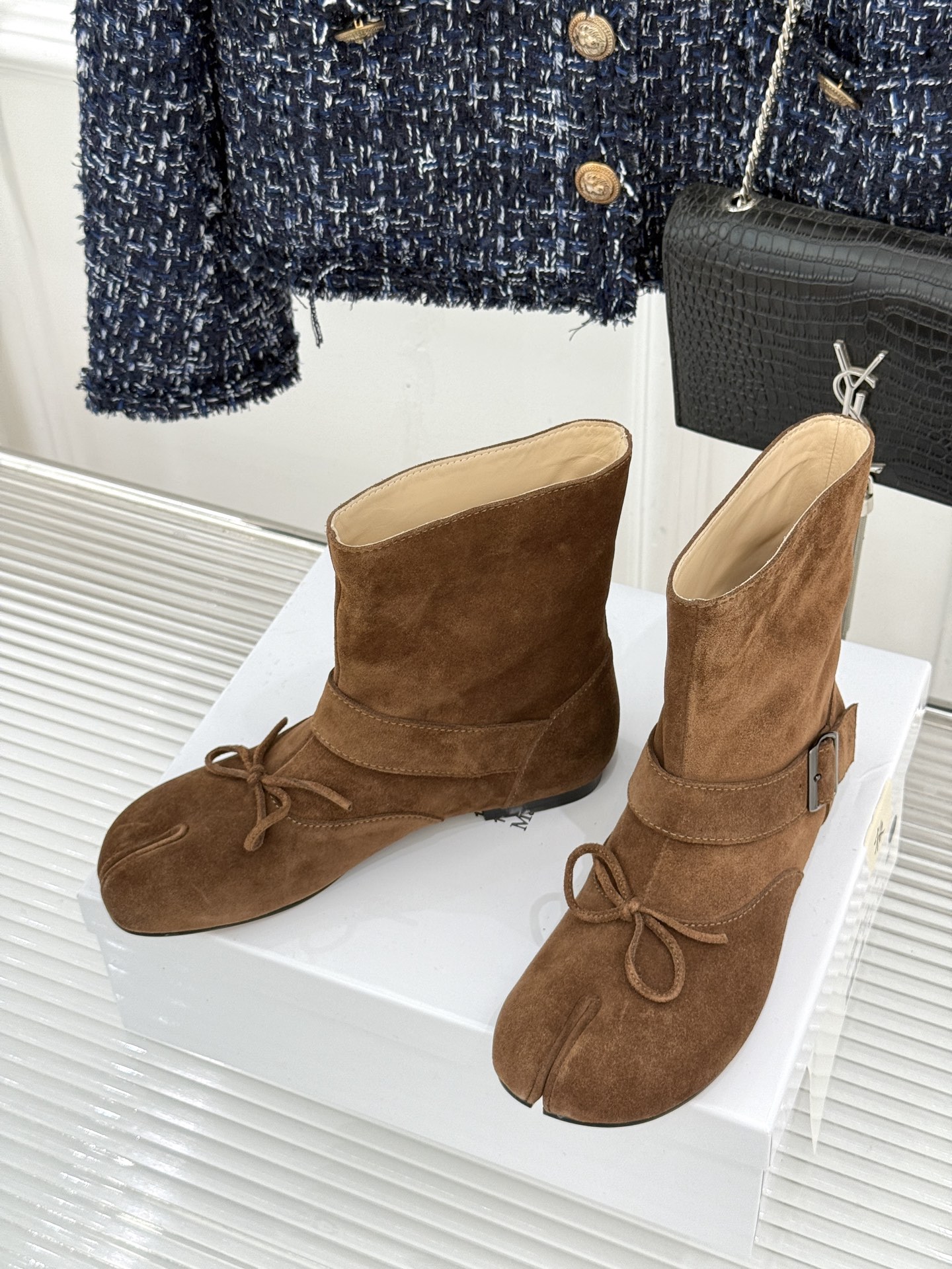 顶版 MaisonMargiela｜MM6马吉拉 复古蝴蝶结皮带扣分趾短靴  蝴蝶结缀饰柔化先锋感 皮带扣勾勒利落线条 