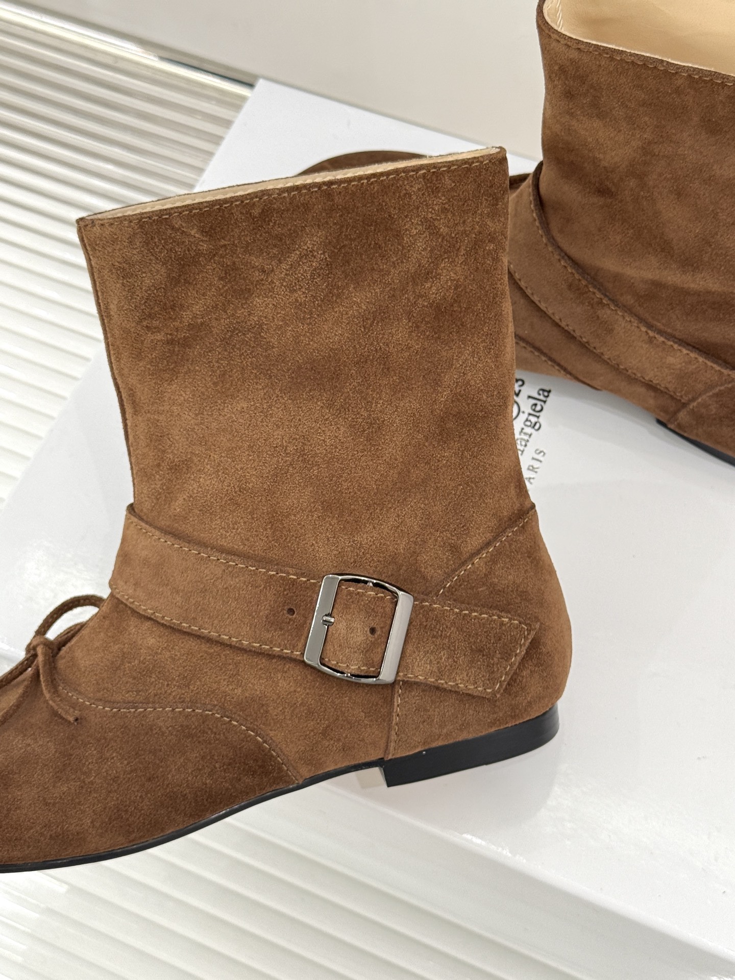 顶版 MaisonMargiela｜MM6马吉拉 复古蝴蝶结皮带扣分趾短靴  蝴蝶结缀饰柔化先锋感 皮带扣勾勒利落线条 