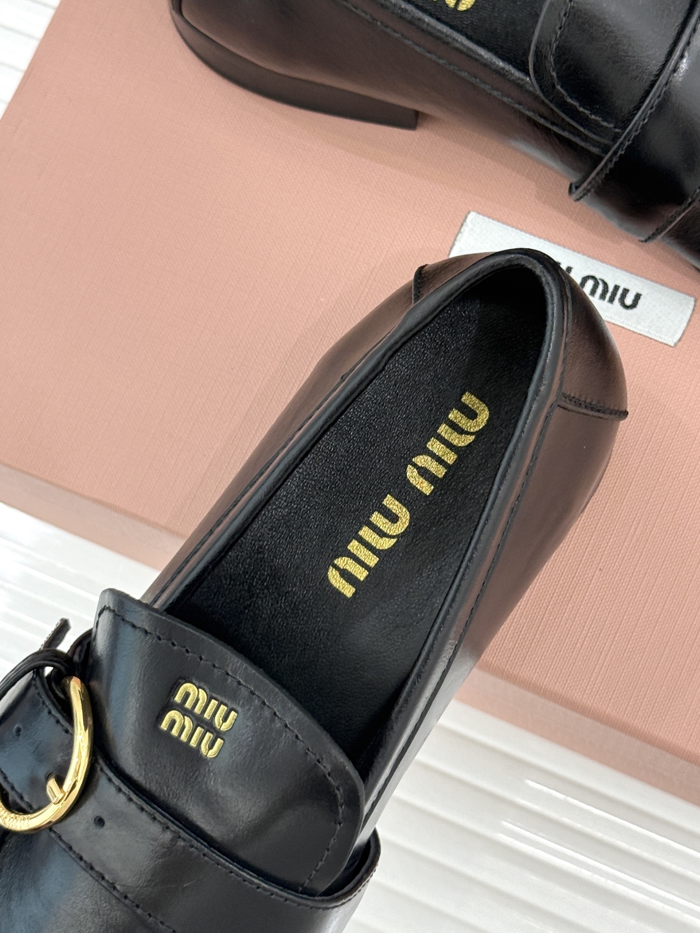 MiuMiu/缪缪26WF新品字母 复古皮带扣乐福鞋 金属扣拉满复古学院感 羊京身细腻有质感 鞋面印标志性logo 一脚 MiuMiu/缪缪26WF新品字母 复古皮带扣乐福鞋 金属扣拉满复古学院感 羊京身细腻有质感 鞋面印标志性logo 一脚