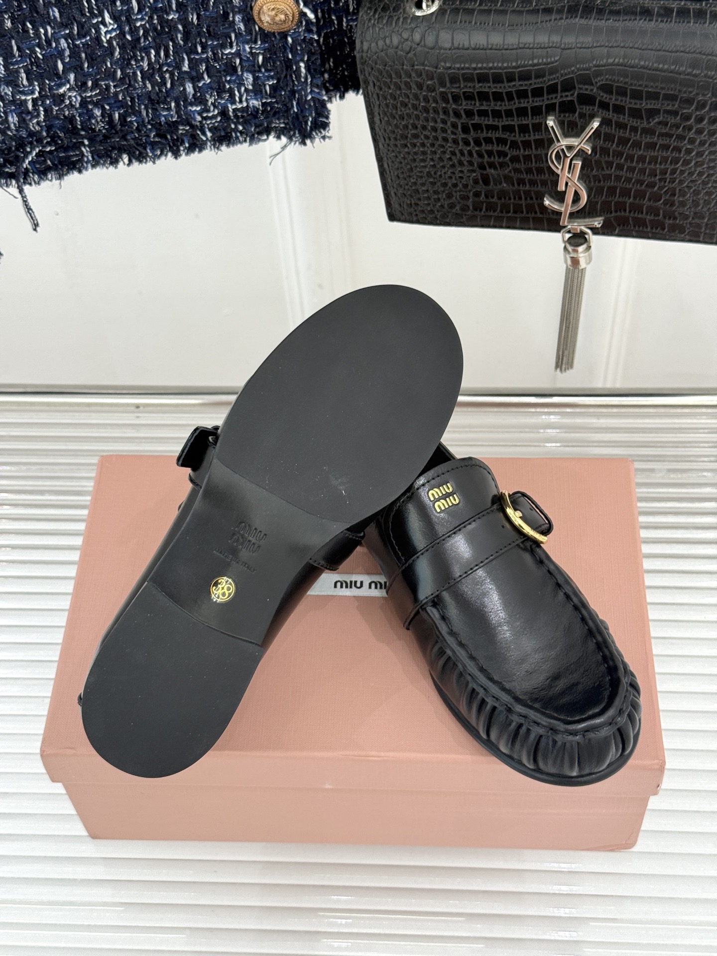MiuMiu/缪缪26WF新品字母 复古皮带扣乐福鞋 金属扣拉满复古学院感 羊京身细腻有质感 鞋面印标志性logo 一脚 MiuMiu/缪缪26WF新品字母 复古皮带扣乐福鞋 金属扣拉满复古学院感 羊京身细腻有质感 鞋面印标志性logo 一脚