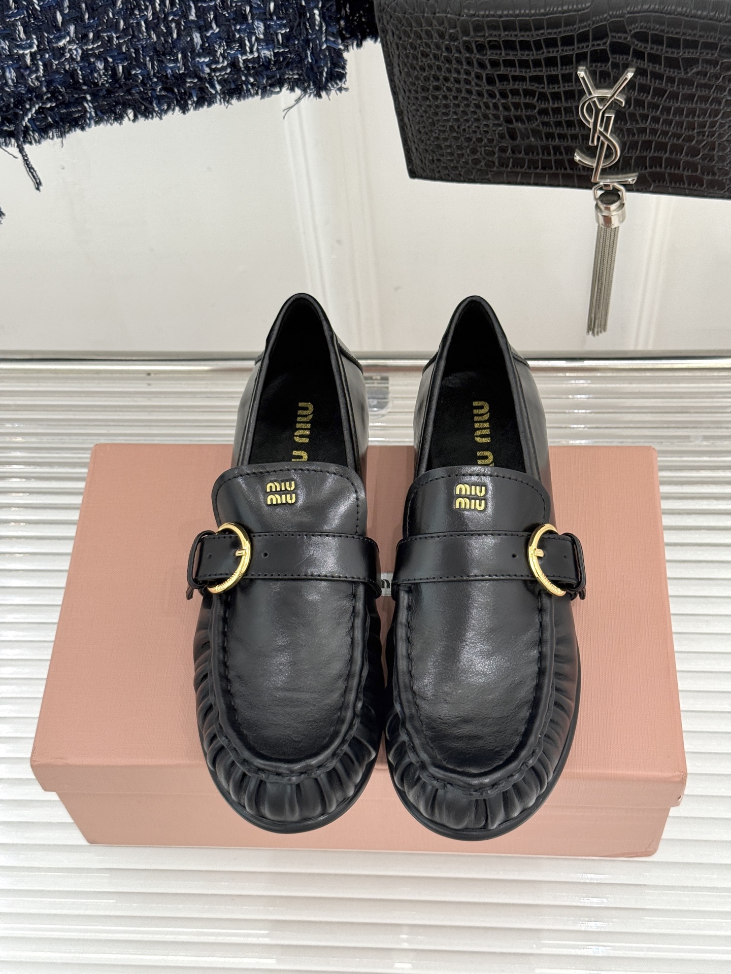 MiuMiu/缪缪26WF新品字母 复古皮带扣乐福鞋 金属扣拉满复古学院感 羊京身细腻有质感 鞋面印标志性logo 一脚 MiuMiu/缪缪26WF新品字母 复古皮带扣乐福鞋 金属扣拉满复古学院感 羊京身细腻有质感 鞋面印标志性logo 一脚
