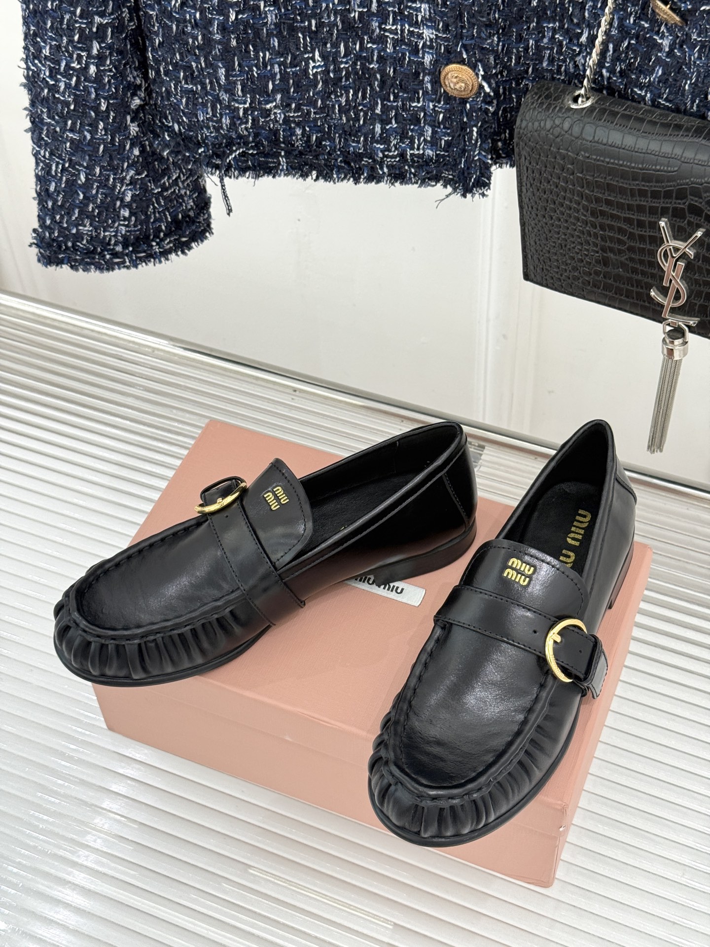 MiuMiu/缪缪26WF新品字母 复古皮带扣乐福鞋 金属扣拉满复古学院感 羊京身细腻有质感 鞋面印标志性logo 一脚 MiuMiu/缪缪26WF新品字母 复古皮带扣乐福鞋 金属扣拉满复古学院感 羊京身细腻有质感 鞋面印标志性logo 一脚