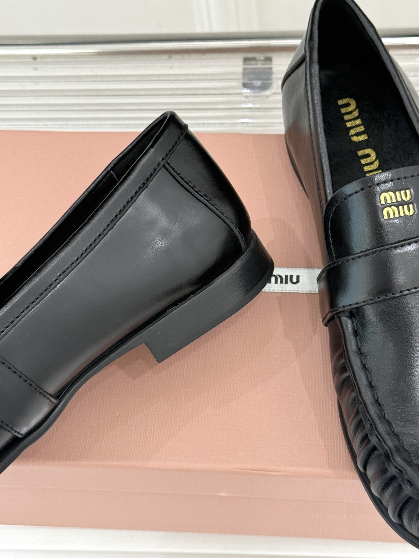 MiuMiu/缪缪26WF新品字母 复古皮带扣乐福鞋 金属扣拉满复古学院感 羊京身细腻有质感 鞋面印标志性logo 一脚 MiuMiu/缪缪26WF新品字母 复古皮带扣乐福鞋 金属扣拉满复古学院感 羊京身细腻有质感 鞋面印标志性logo 一脚