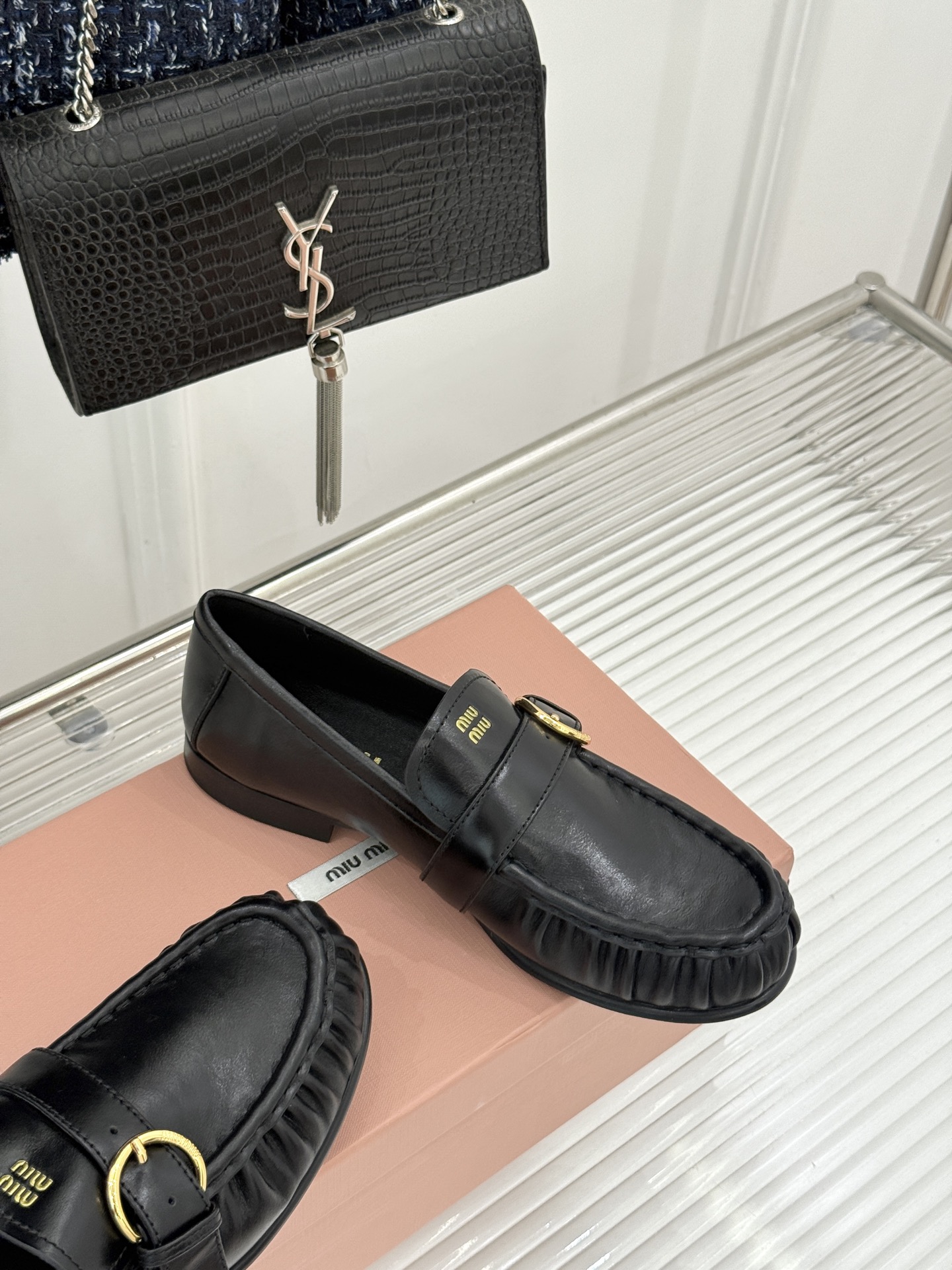 MiuMiu/缪缪26WF新品字母 复古皮带扣乐福鞋 金属扣拉满复古学院感 羊京身细腻有质感 鞋面印标志性logo 一脚 MiuMiu/缪缪26WF新品字母 复古皮带扣乐福鞋 金属扣拉满复古学院感 羊京身细腻有质感 鞋面印标志性logo 一脚