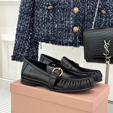MiuMiu/缪缪26WF新品字母 复古皮带扣乐福鞋 金属扣拉满复古学院感 羊京身细腻有质感 鞋面印标志性logo 一脚 MiuMiu/缪缪26WF新品字母 复古皮带扣乐福鞋 金属扣拉满复古学院感 羊京身细腻有质感 鞋面印标志性logo 一脚