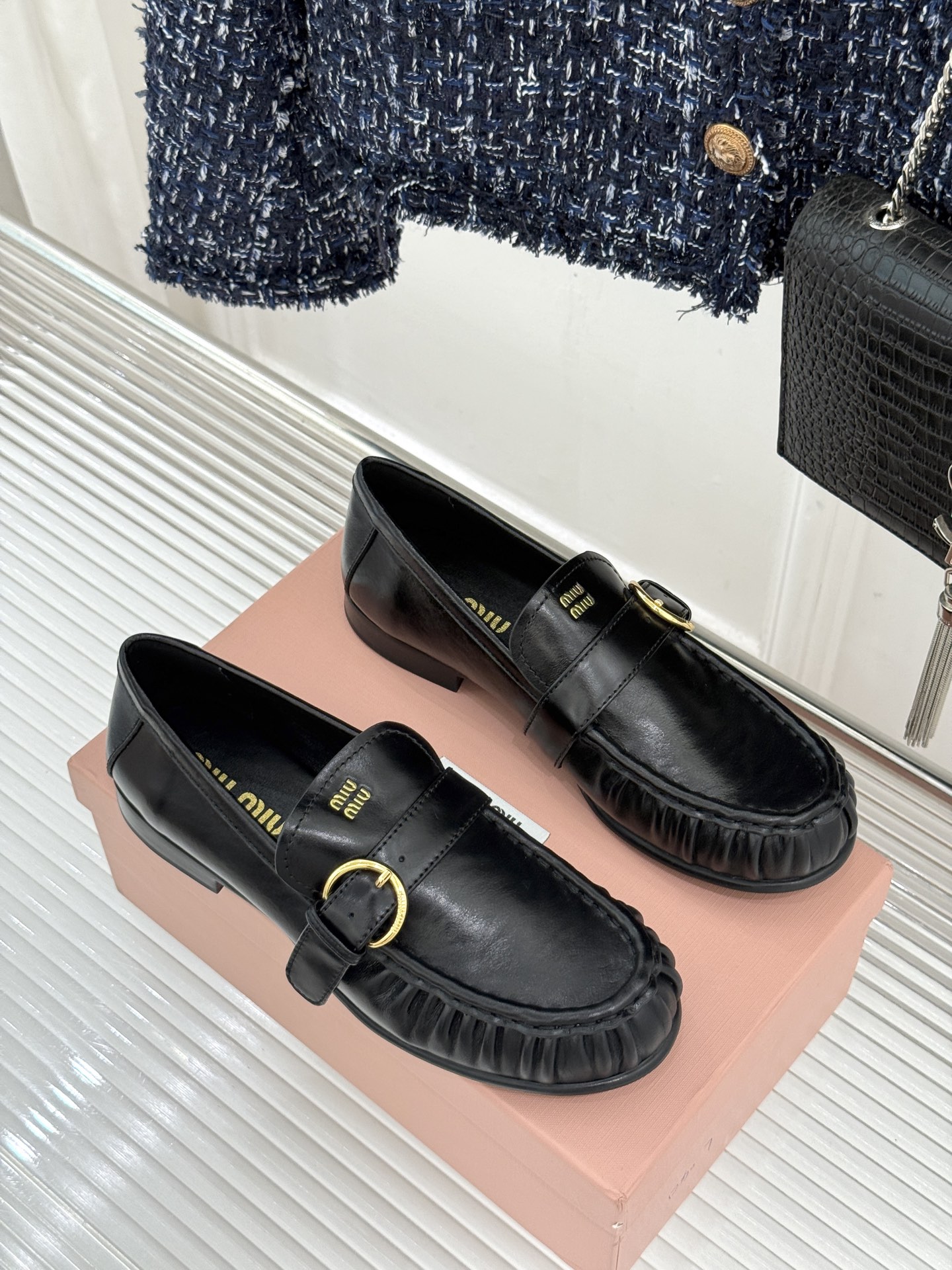 MiuMiu/缪缪26WF新品字母 复古皮带扣乐福鞋 金属扣拉满复古学院感 羊京身细腻有质感 鞋面印标志性logo 一脚 MiuMiu/缪缪26WF新品字母 复古皮带扣乐福鞋 金属扣拉满复古学院感 羊京身细腻有质感 鞋面印标志性logo 一脚