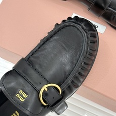 MiuMiu/缪缪26WF新品字母 复古皮带扣乐福鞋 金属扣拉满复古学院感 羊京身细腻有质感 鞋面印标志性logo 一脚 MiuMiu/缪缪26WF新品字母 复古皮带扣乐福鞋 金属扣拉满复古学院感 羊京身细腻有质感 鞋面印标志性logo 一脚