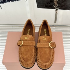 MiuMiu/缪缪26WF新品字母 复古皮带扣乐福鞋 金属扣拉满复古学院感 羊京身细腻有质感 鞋面印标志性logo 一脚 MiuMiu/缪缪26WF新品字母 复古皮带扣乐福鞋 金属扣拉满复古学院感 羊京身细腻有质感 鞋面印标志性logo 一脚