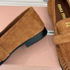 MiuMiu/缪缪26WF新品字母 复古皮带扣乐福鞋 金属扣拉满复古学院感 羊京身细腻有质感 鞋面印标志性logo 一脚 MiuMiu/缪缪26WF新品字母 复古皮带扣乐福鞋 金属扣拉满复古学院感 羊京身细腻有质感 鞋面印标志性logo 一脚