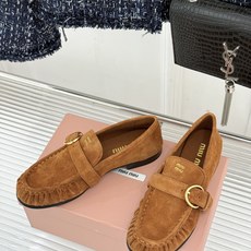 MiuMiu/缪缪26WF新品字母 复古皮带扣乐福鞋 金属扣拉满复古学院感 羊京身细腻有质感 鞋面印标志性logo 一脚 MiuMiu/缪缪26WF新品字母 复古皮带扣乐福鞋 金属扣拉满复古学院感 羊京身细腻有质感 鞋面印标志性logo 一脚