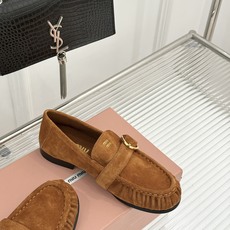 MiuMiu/缪缪26WF新品字母 复古皮带扣乐福鞋 金属扣拉满复古学院感 羊京身细腻有质感 鞋面印标志性logo 一脚 MiuMiu/缪缪26WF新品字母 复古皮带扣乐福鞋 金属扣拉满复古学院感 羊京身细腻有质感 鞋面印标志性logo 一脚