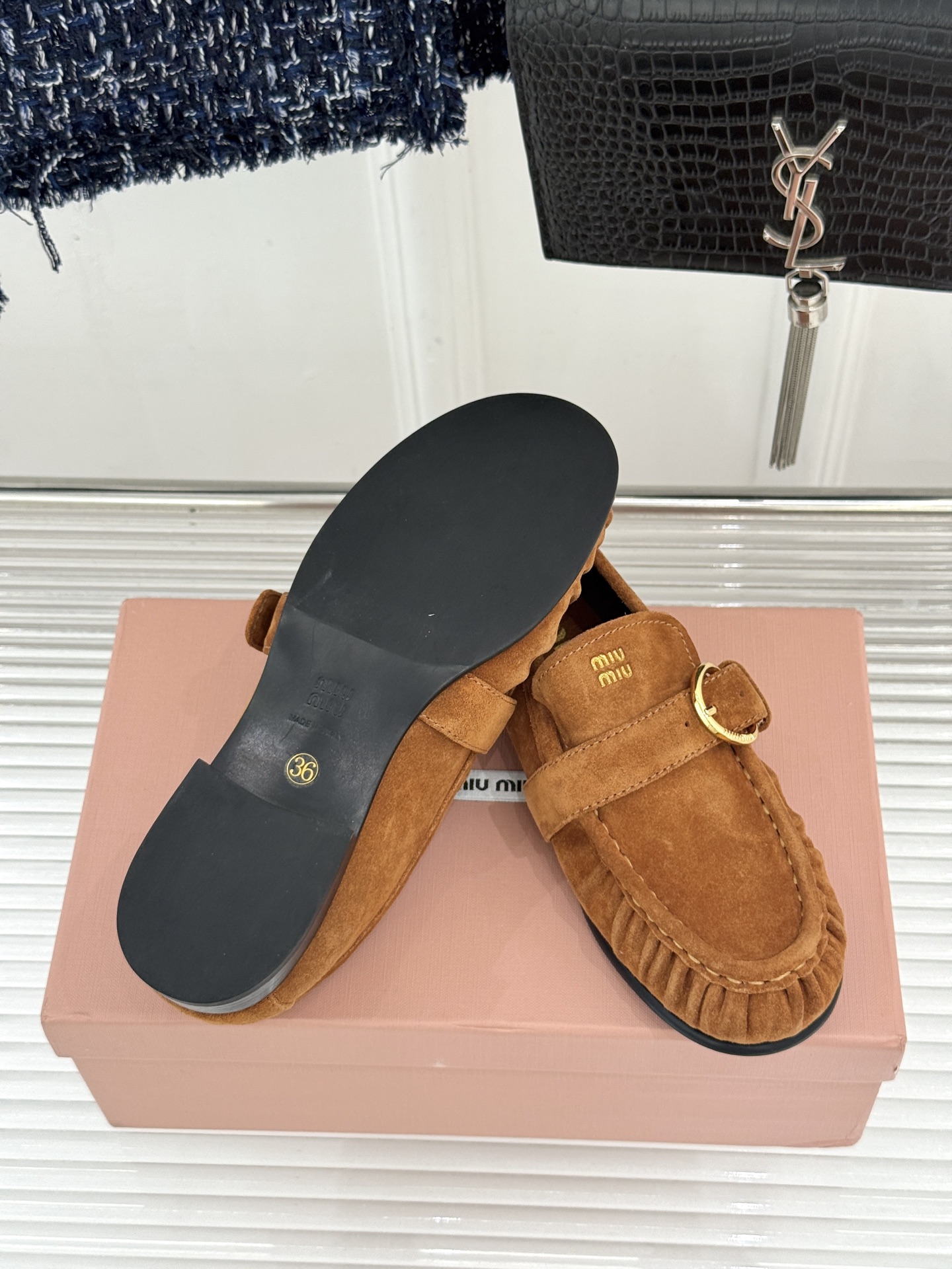 MiuMiu/缪缪26WF新品字母 复古皮带扣乐福鞋 金属扣拉满复古学院感 羊京身细腻有质感 鞋面印标志性logo 一脚 MiuMiu/缪缪26WF新品字母 复古皮带扣乐福鞋 金属扣拉满复古学院感 羊京身细腻有质感 鞋面印标志性logo 一脚