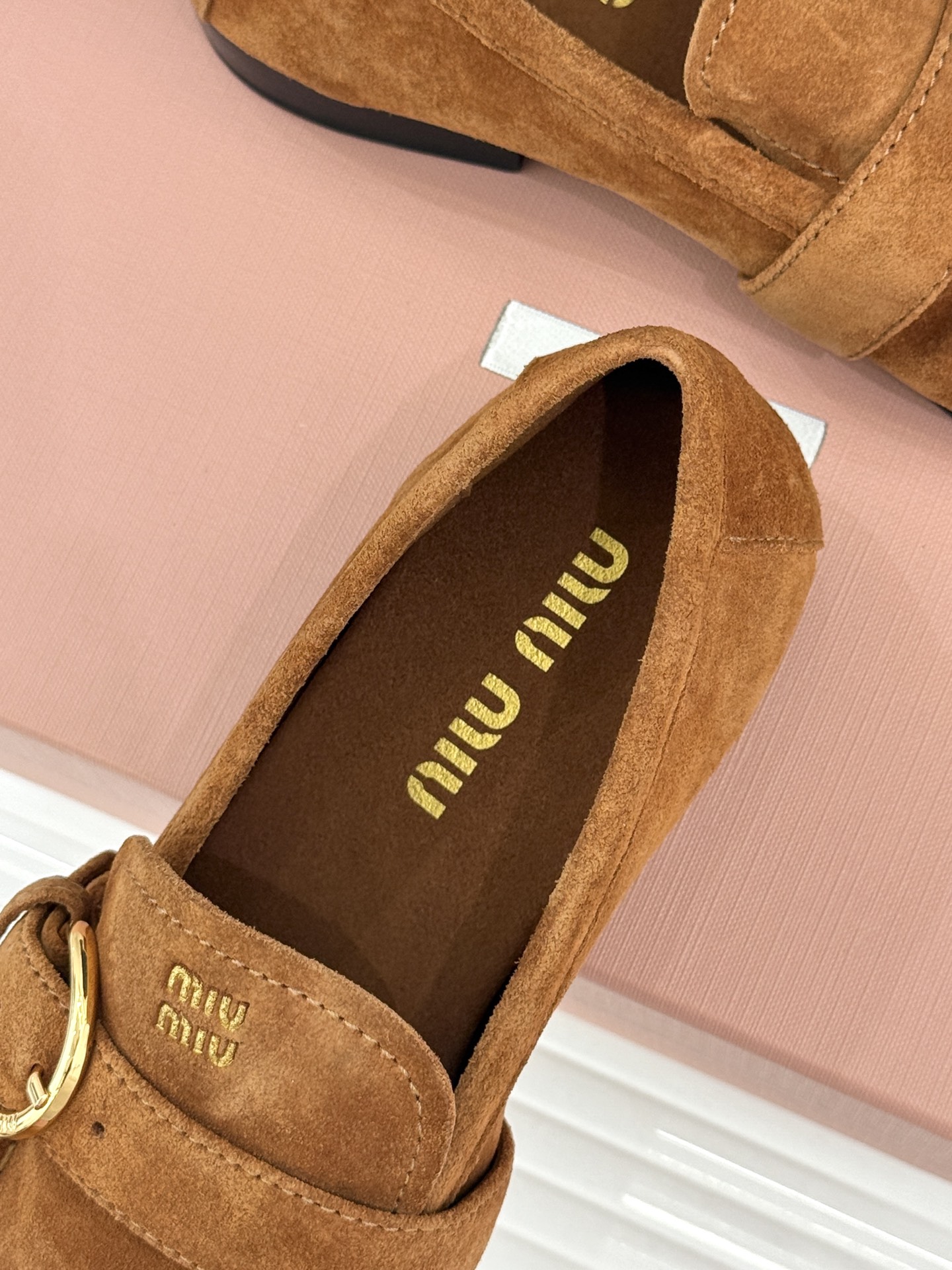 MiuMiu/缪缪26WF新品字母 复古皮带扣乐福鞋 金属扣拉满复古学院感 羊京身细腻有质感 鞋面印标志性logo 一脚 MiuMiu/缪缪26WF新品字母 复古皮带扣乐福鞋 金属扣拉满复古学院感 羊京身细腻有质感 鞋面印标志性logo 一脚