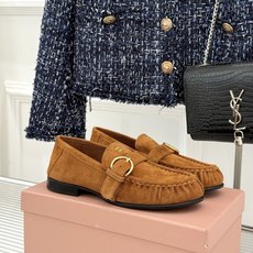MiuMiu/缪缪26WF新品字母 复古皮带扣乐福鞋 金属扣拉满复古学院感 羊京身细腻有质感 鞋面印标志性logo 一脚 MiuMiu/缪缪26WF新品字母 复古皮带扣乐福鞋 金属扣拉满复古学院感 羊京身细腻有质感 鞋面印标志性logo 一脚