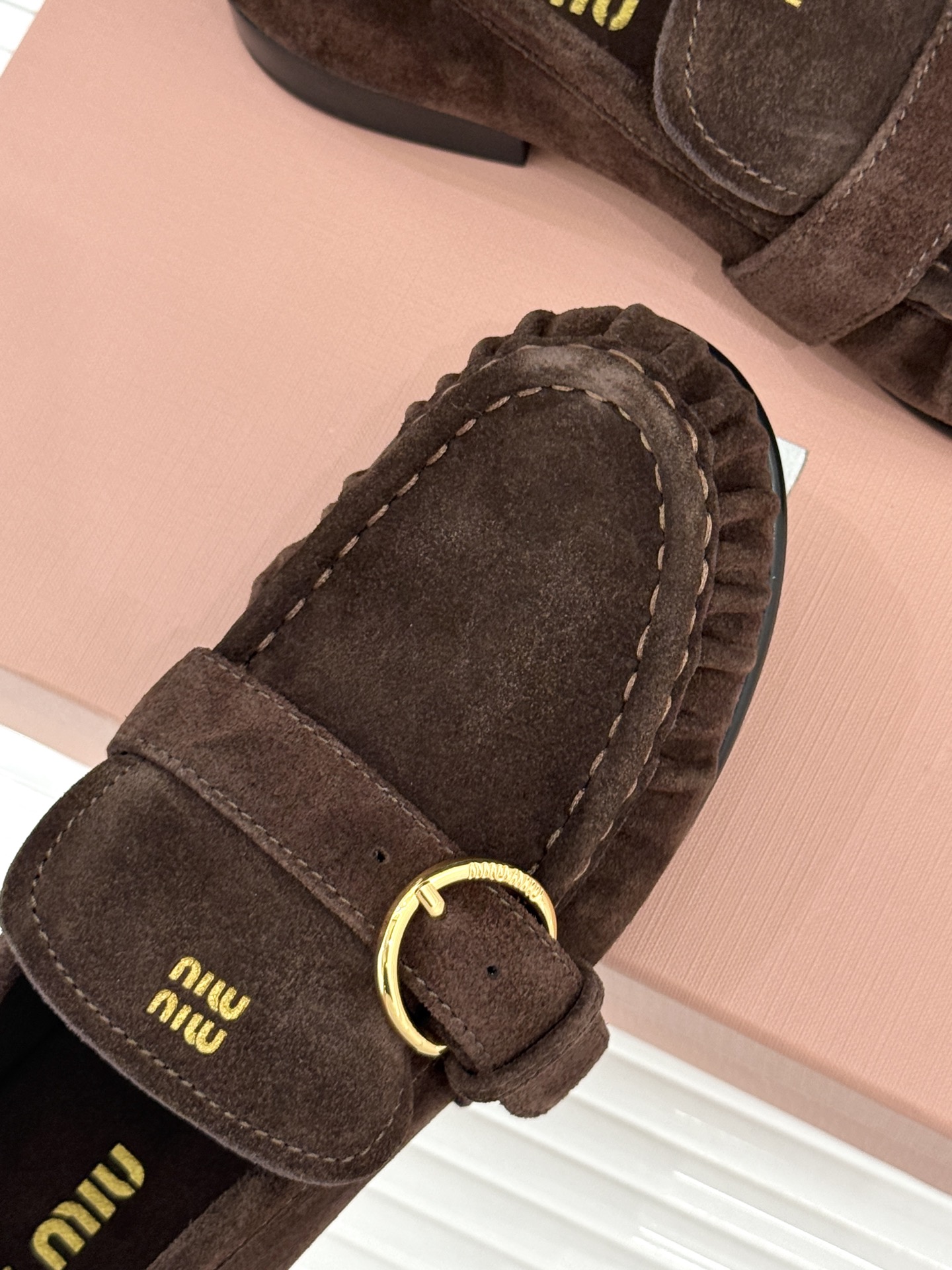 MiuMiu/缪缪26WF新品字母 复古皮带扣乐福鞋 金属扣拉满复古学院感 羊京身细腻有质感 鞋面印标志性logo 一脚 MiuMiu/缪缪26WF新品字母 复古皮带扣乐福鞋 金属扣拉满复古学院感 羊京身细腻有质感 鞋面印标志性logo 一脚