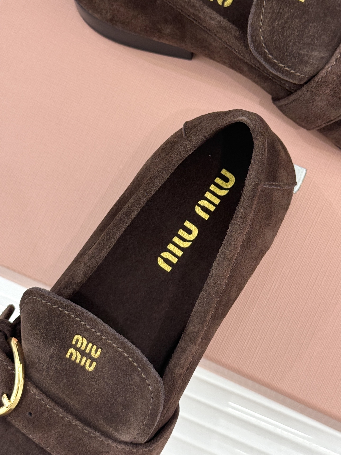 MiuMiu/缪缪26WF新品字母 复古皮带扣乐福鞋 金属扣拉满复古学院感 羊京身细腻有质感 鞋面印标志性logo 一脚 MiuMiu/缪缪26WF新品字母 复古皮带扣乐福鞋 金属扣拉满复古学院感 羊京身细腻有质感 鞋面印标志性logo 一脚