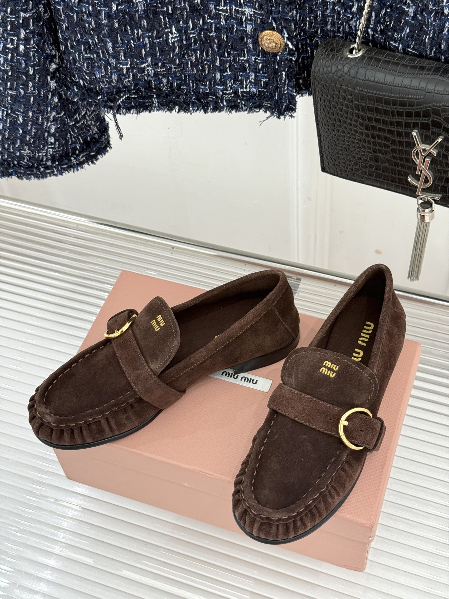 MiuMiu/缪缪26WF新品字母 复古皮带扣乐福鞋 金属扣拉满复古学院感 羊京身细腻有质感 鞋面印标志性logo 一脚 MiuMiu/缪缪26WF新品字母 复古皮带扣乐福鞋 金属扣拉满复古学院感 羊京身细腻有质感 鞋面印标志性logo 一脚