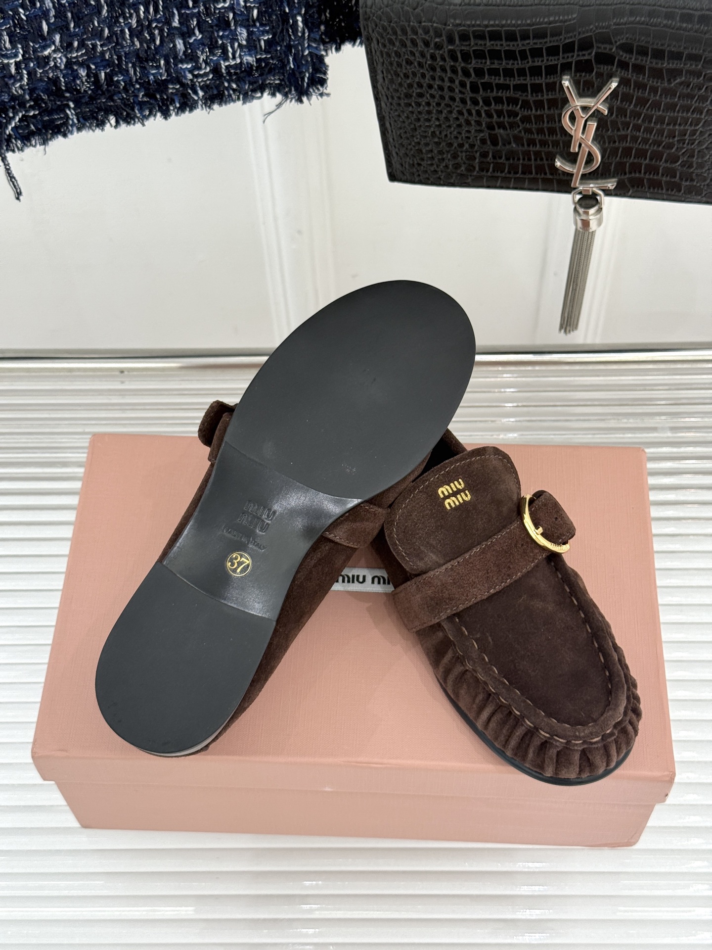 MiuMiu/缪缪26WF新品字母 复古皮带扣乐福鞋 金属扣拉满复古学院感 羊京身细腻有质感 鞋面印标志性logo 一脚 MiuMiu/缪缪26WF新品字母 复古皮带扣乐福鞋 金属扣拉满复古学院感 羊京身细腻有质感 鞋面印标志性logo 一脚