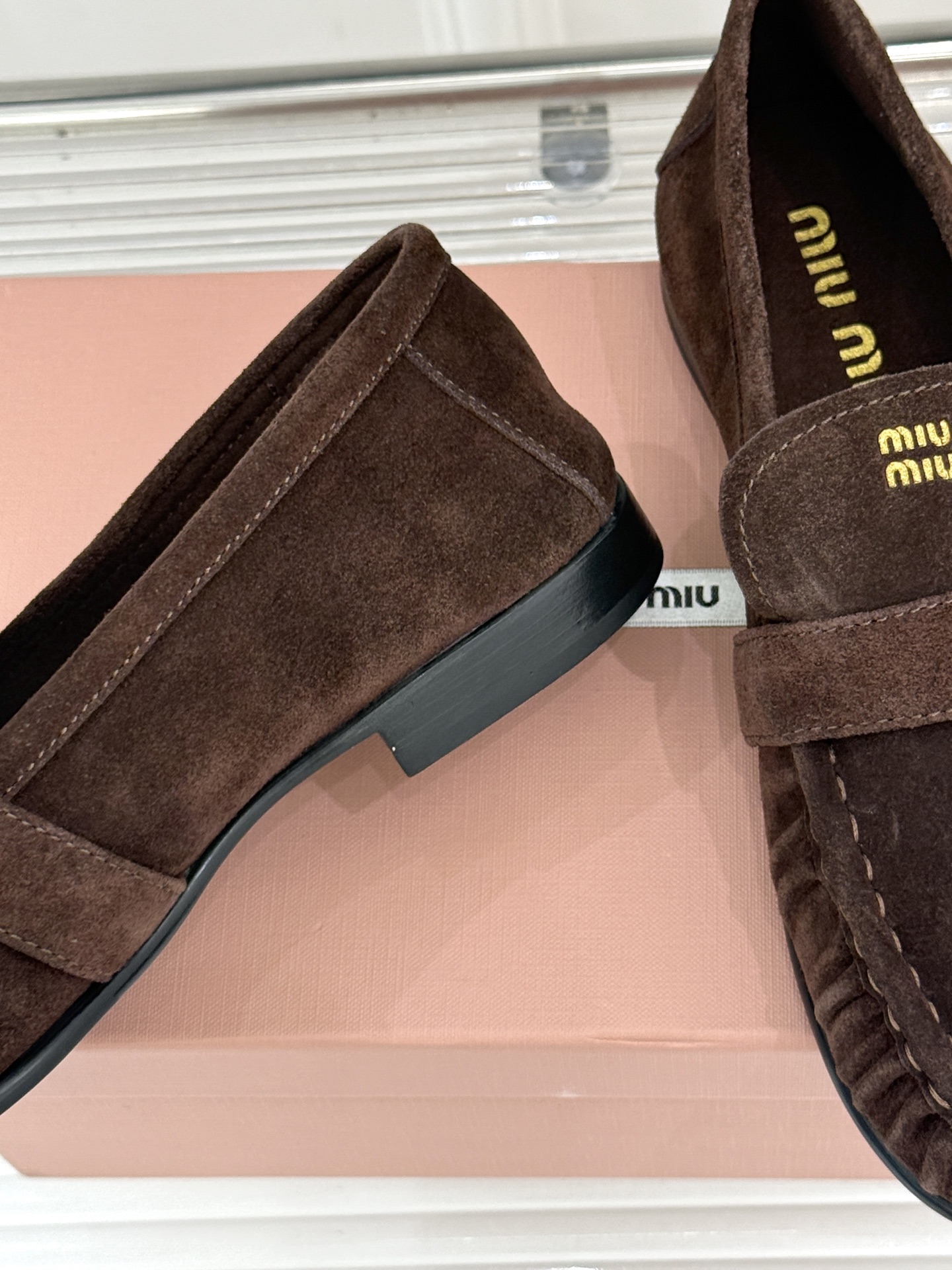 MiuMiu/缪缪26WF新品字母 复古皮带扣乐福鞋 金属扣拉满复古学院感 羊京身细腻有质感 鞋面印标志性logo 一脚 MiuMiu/缪缪26WF新品字母 复古皮带扣乐福鞋 金属扣拉满复古学院感 羊京身细腻有质感 鞋面印标志性logo 一脚