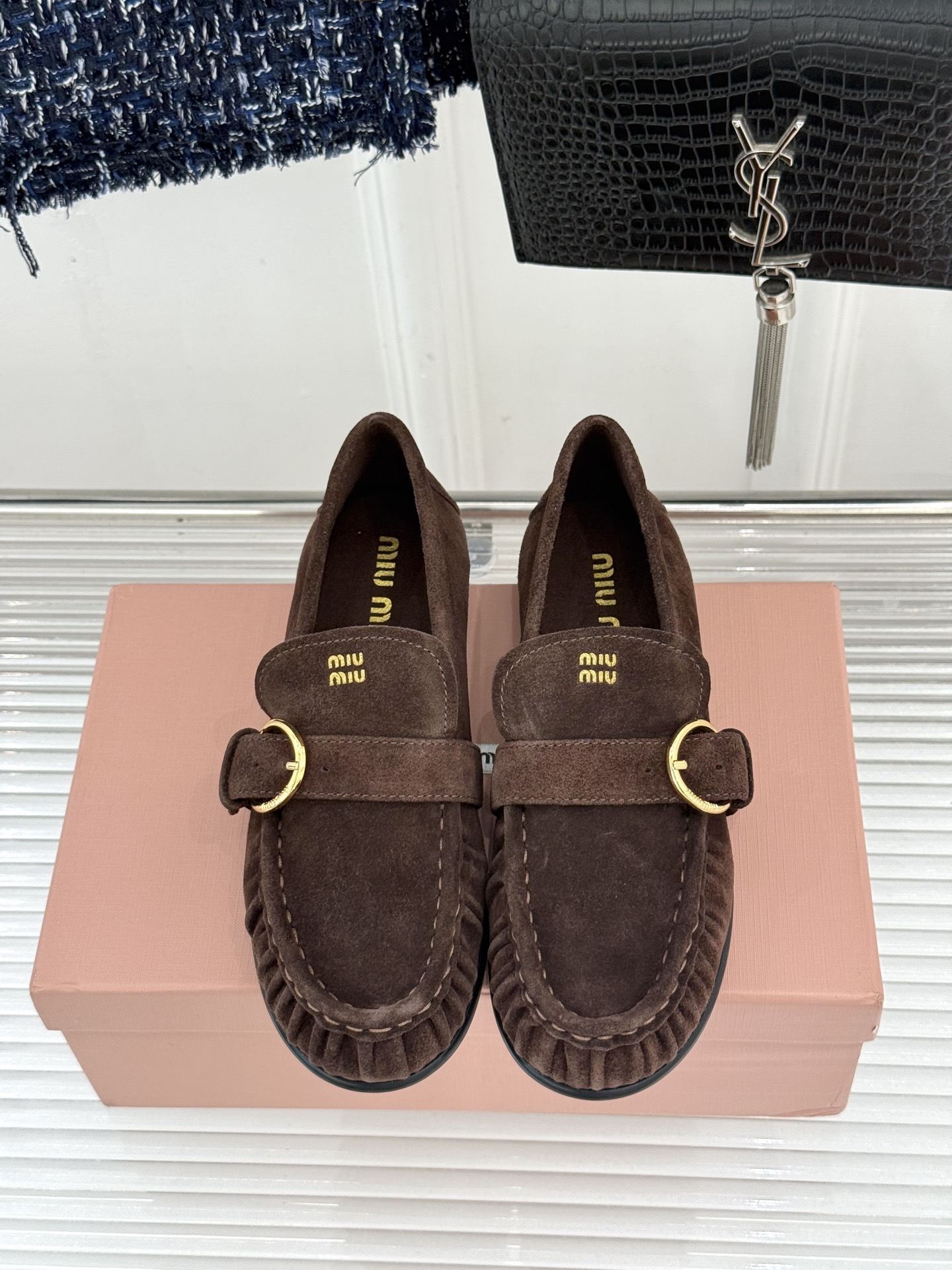 MiuMiu/缪缪26WF新品字母 复古皮带扣乐福鞋 金属扣拉满复古学院感 羊京身细腻有质感 鞋面印标志性logo 一脚 MiuMiu/缪缪26WF新品字母 复古皮带扣乐福鞋 金属扣拉满复古学院感 羊京身细腻有质感 鞋面印标志性logo 一脚