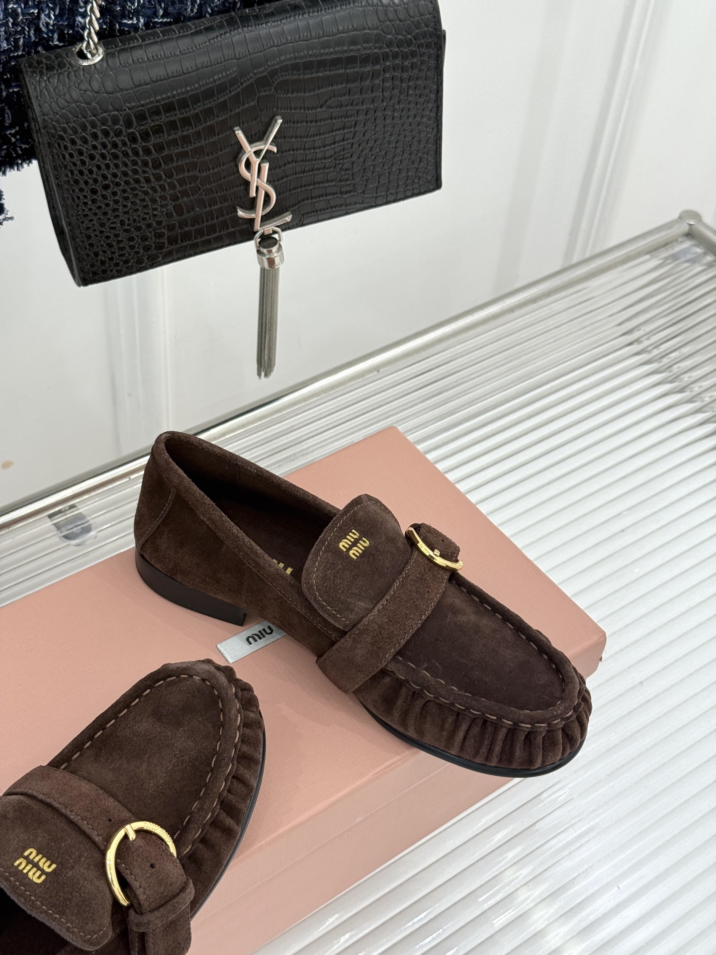 MiuMiu/缪缪26WF新品字母 复古皮带扣乐福鞋 金属扣拉满复古学院感 羊京身细腻有质感 鞋面印标志性logo 一脚 MiuMiu/缪缪26WF新品字母 复古皮带扣乐福鞋 金属扣拉满复古学院感 羊京身细腻有质感 鞋面印标志性logo 一脚