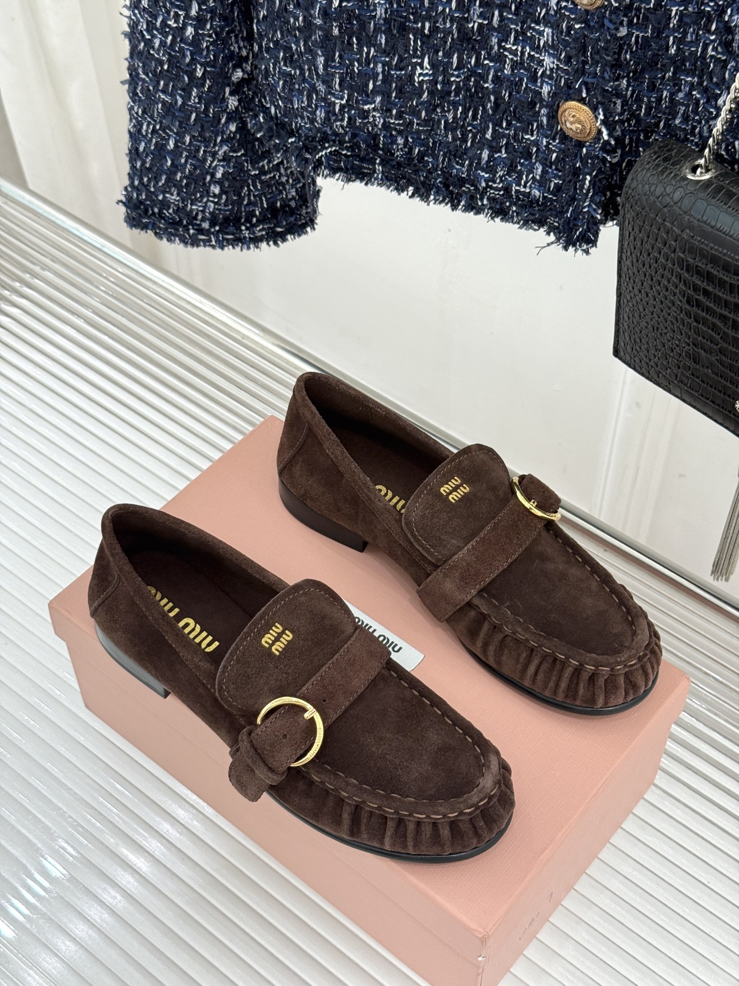 MiuMiu/缪缪26WF新品字母 复古皮带扣乐福鞋 金属扣拉满复古学院感 羊京身细腻有质感 鞋面印标志性logo 一脚 MiuMiu/缪缪26WF新品字母 复古皮带扣乐福鞋 金属扣拉满复古学院感 羊京身细腻有质感 鞋面印标志性logo 一脚