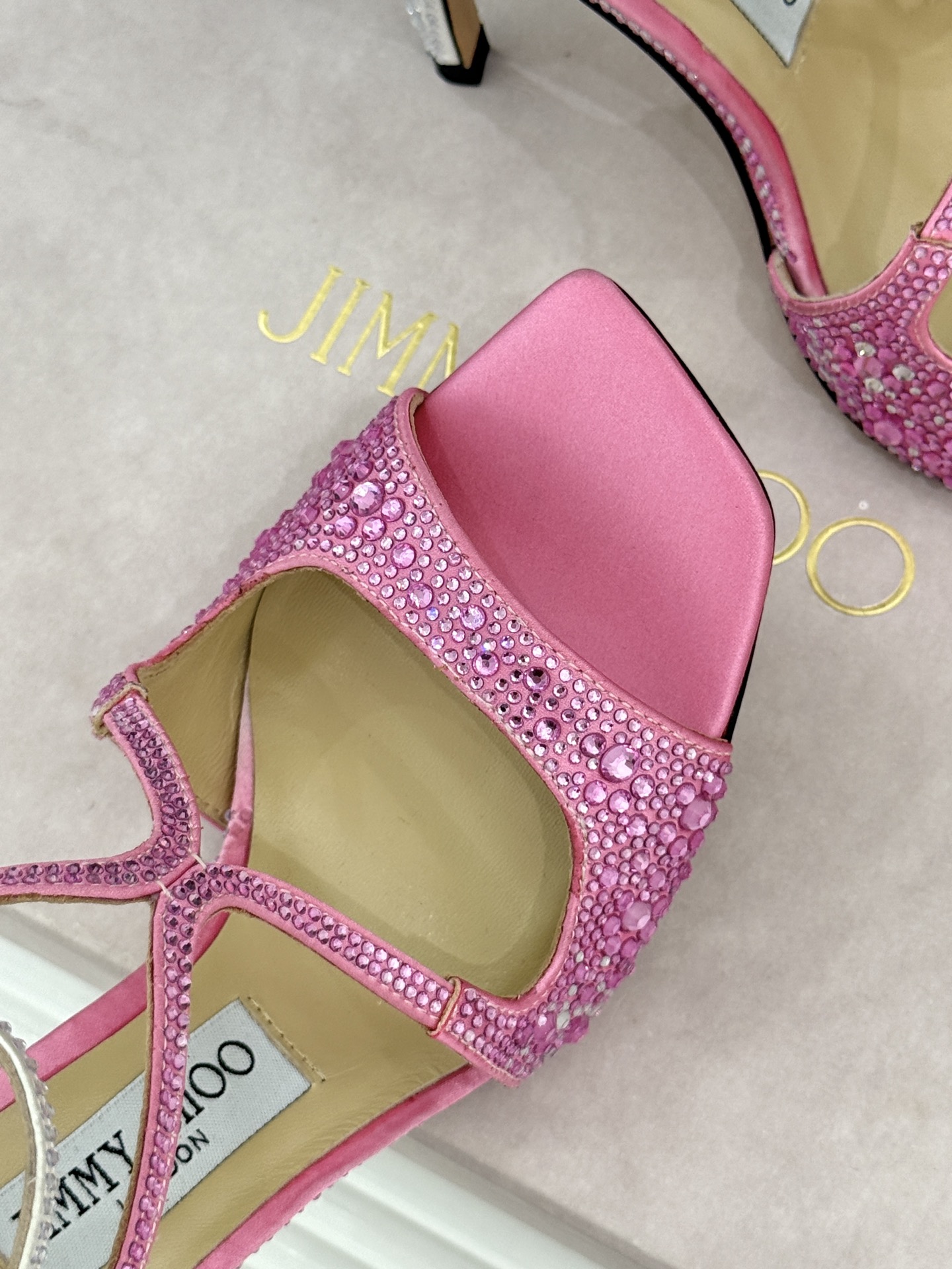 Jimmy Choo/吉米周经典水钻 渐变色露趾鱼嘴高跟凉鞋婚鞋 这款鞋真是婚鞋天花板 水钻渐变超闪耀 鱼嘴露趾衬脚纤细 Jimmy Choo/吉米周经典水钻 渐变色露趾鱼嘴高跟凉鞋婚鞋 这款鞋真是婚鞋天花板 水钻渐变超闪耀 鱼嘴露趾衬脚纤细
