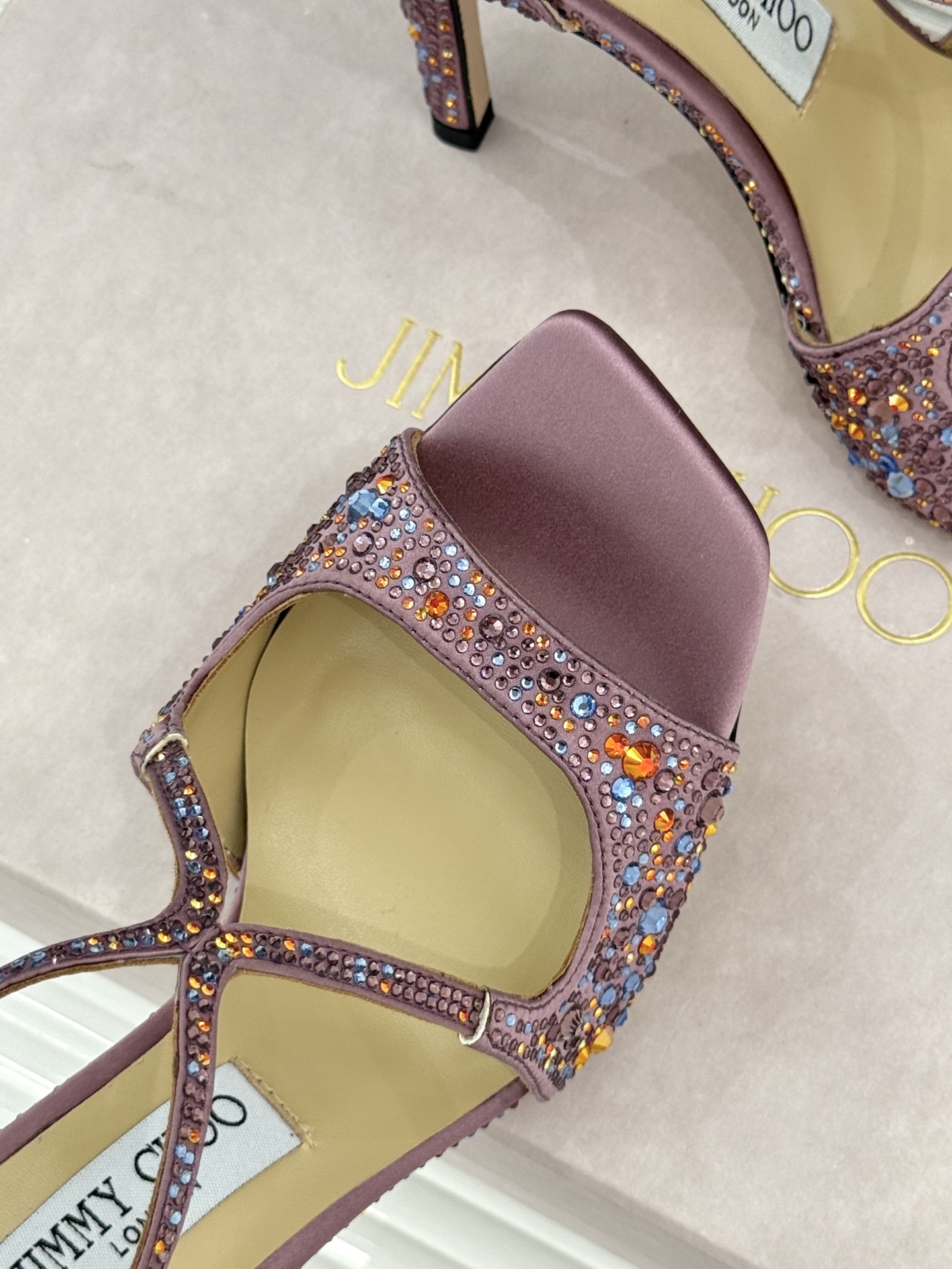 Jimmy Choo/吉米周经典水钻 渐变色露趾鱼嘴高跟凉鞋婚鞋 这款鞋真是婚鞋天花板 水钻渐变超闪耀 鱼嘴露趾衬脚纤细 Jimmy Choo/吉米周经典水钻 渐变色露趾鱼嘴高跟凉鞋婚鞋 这款鞋真是婚鞋天花板 水钻渐变超闪耀 鱼嘴露趾衬脚纤细