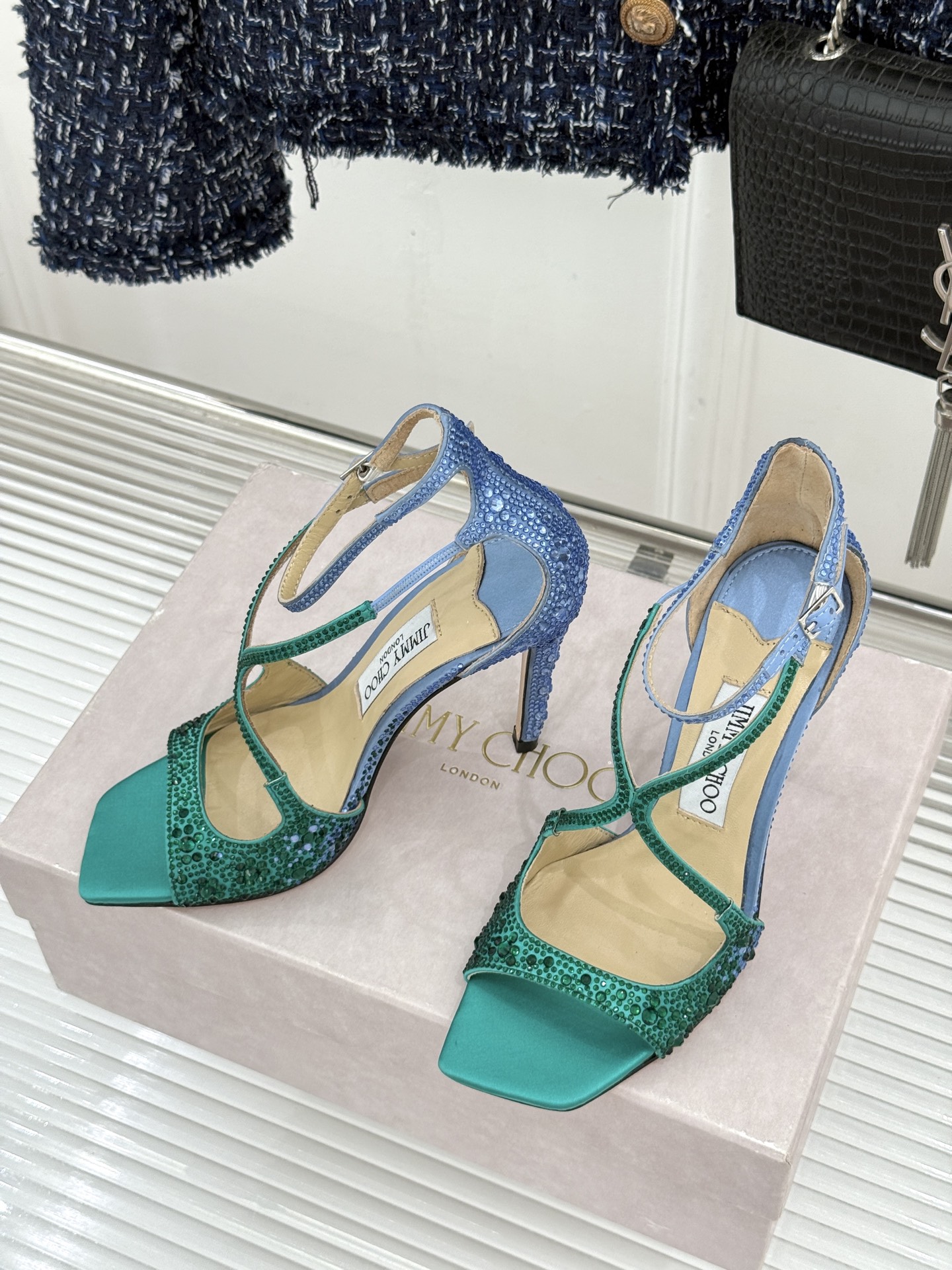 Jimmy Choo/吉米周经典水钻 渐变色露趾鱼嘴高跟凉鞋婚鞋 这款鞋真是婚鞋天花板 水钻渐变超闪耀 鱼嘴露趾衬脚纤细